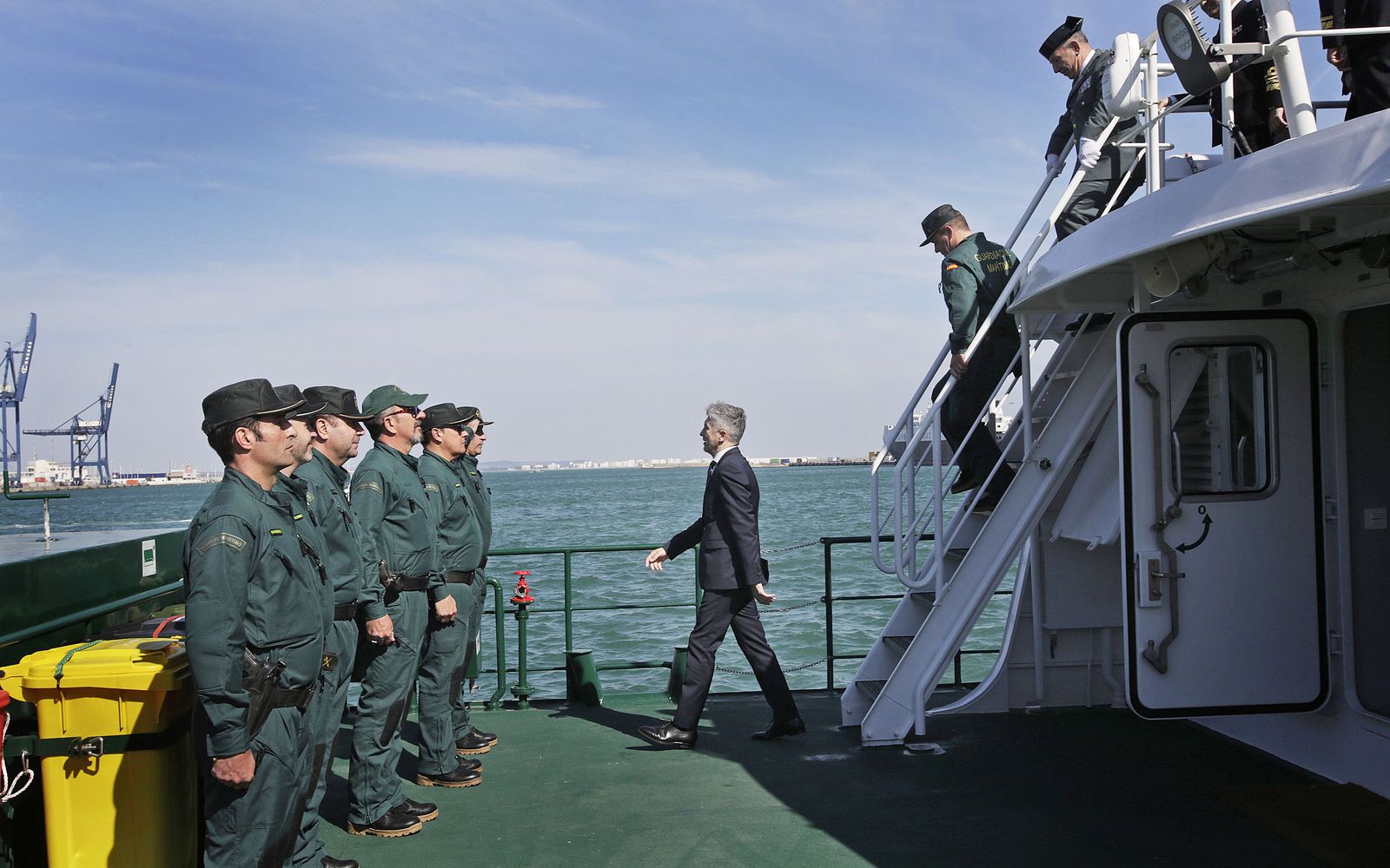 Imágenes del ministro Marlaska en la entrega de una patrullera a la Guardia Civil en Cadiz