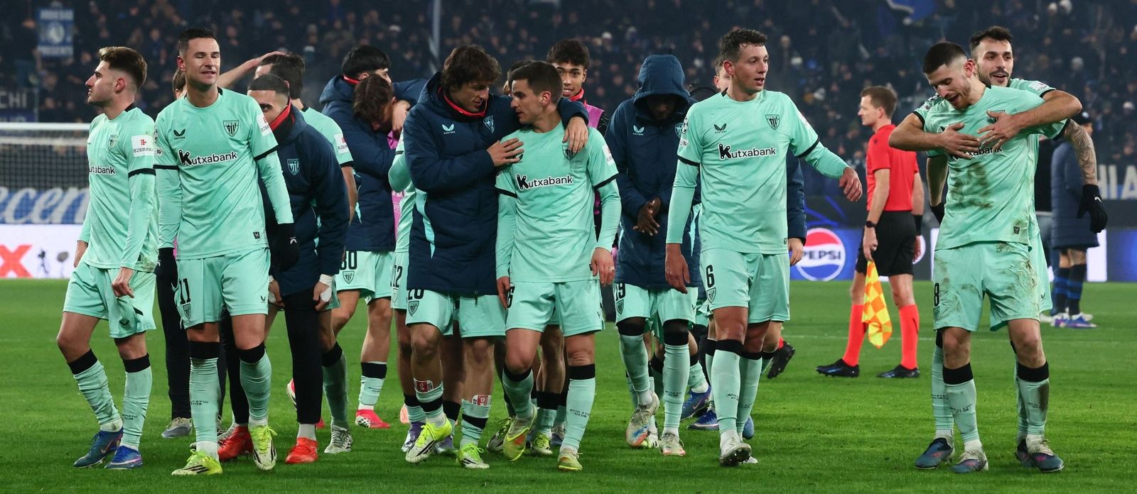 Los jugadores del Athletic festejan el triunfo al finalizar el partido.