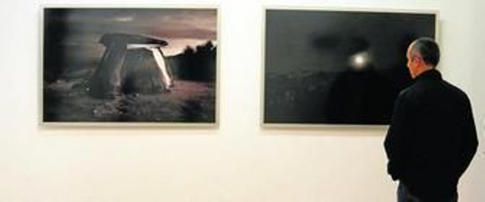 Un visitante observa dos obras de la exposición 'Irreconciliables', ayer, en el Centro Cultural Provincial.