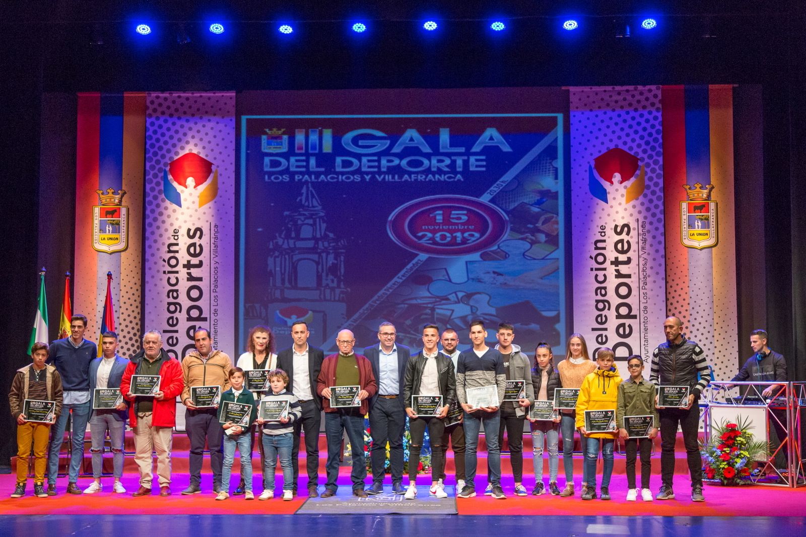 Foto de familia de los galardonados.