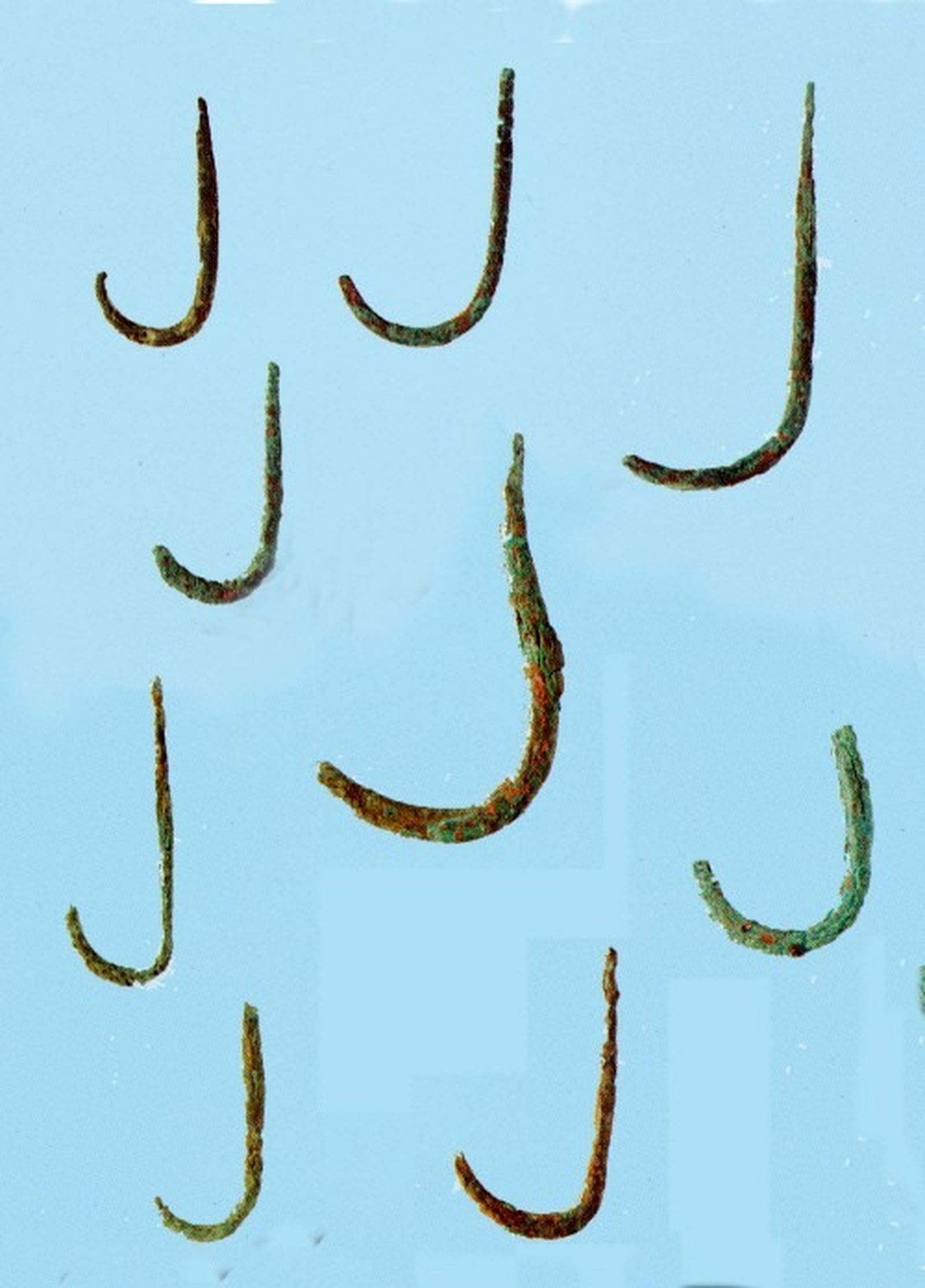 Anzuelos de bronce recuperados en el yacimiento fenicio de Cerro del Prado (Museo de Cádiz).