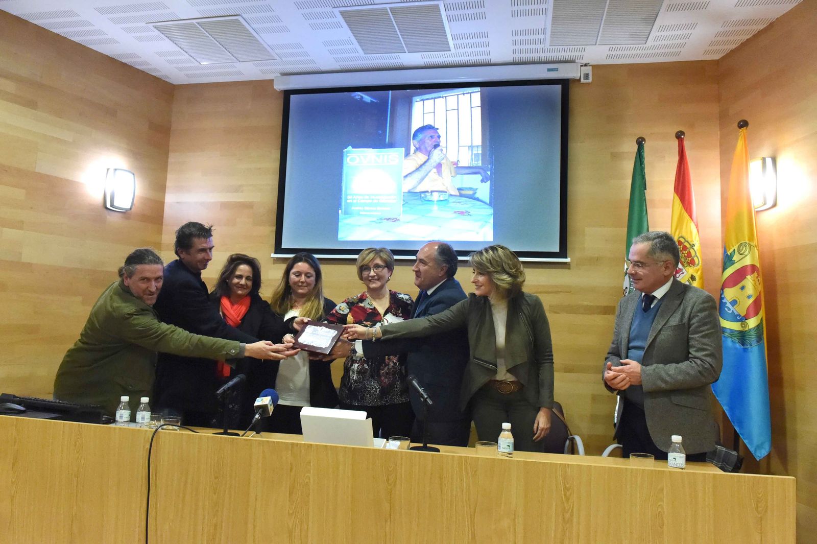 La familia de Andrés Gómez junto al alcalde y concejales, ayer en el homenaje en Algeciras.