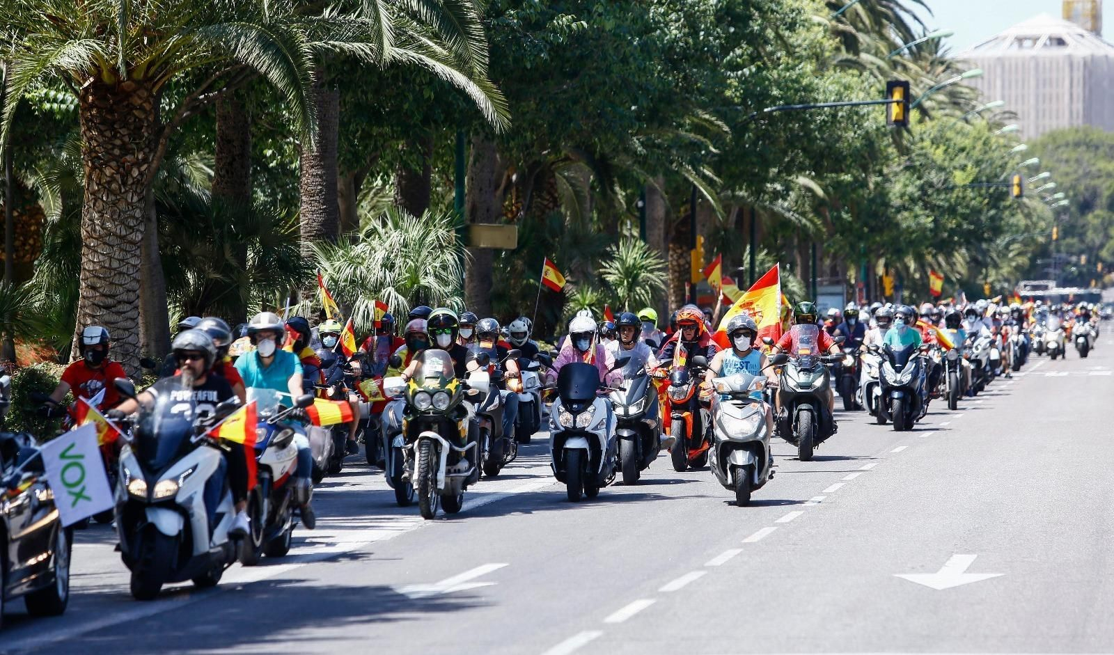 La caravana convocada por Vox circula por el Paseo del Parque en Málaga capital.