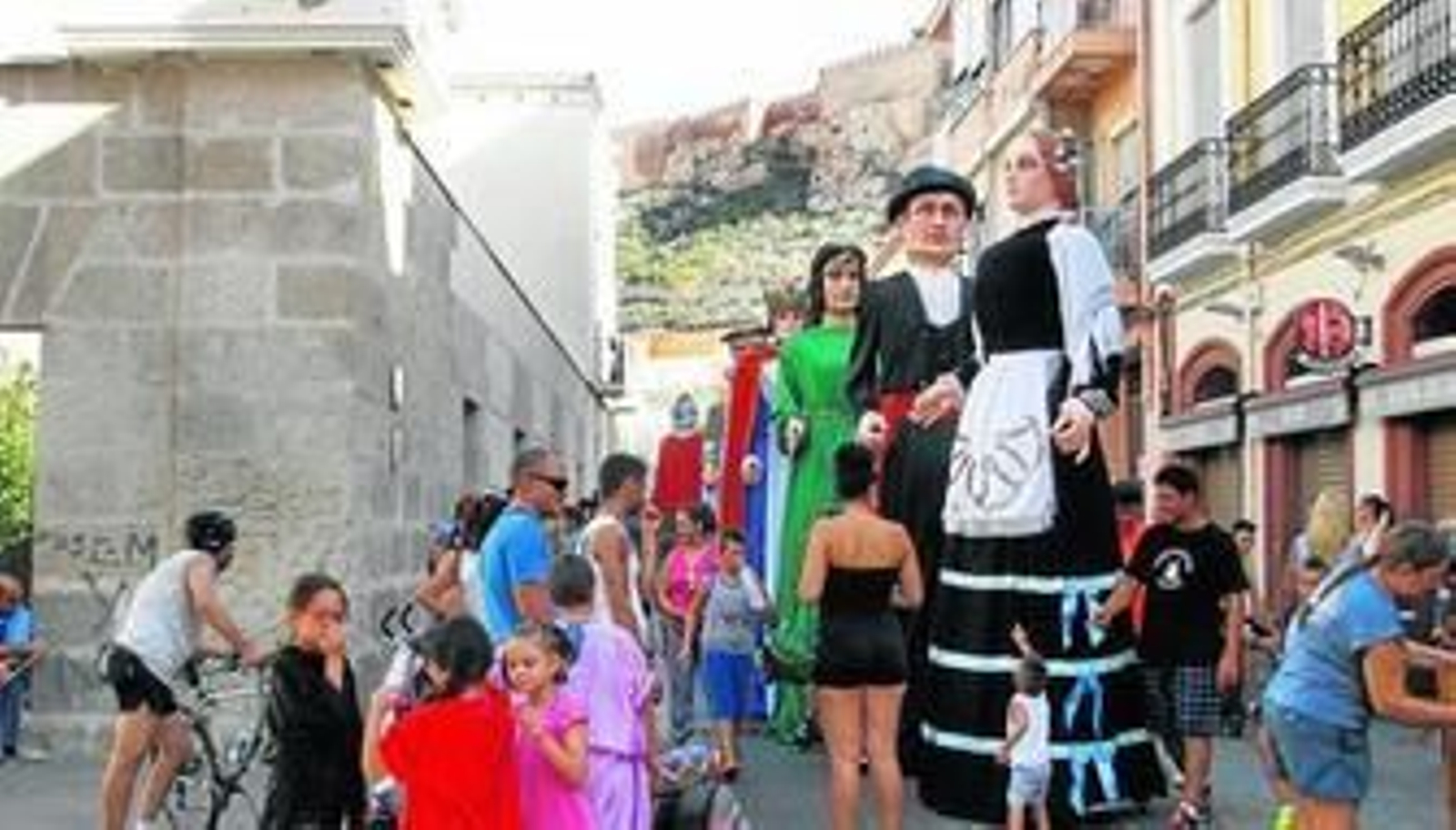 Los gigantes y cabezudos recorrieron todas las calles más emblemáticas del Casco Histórico.