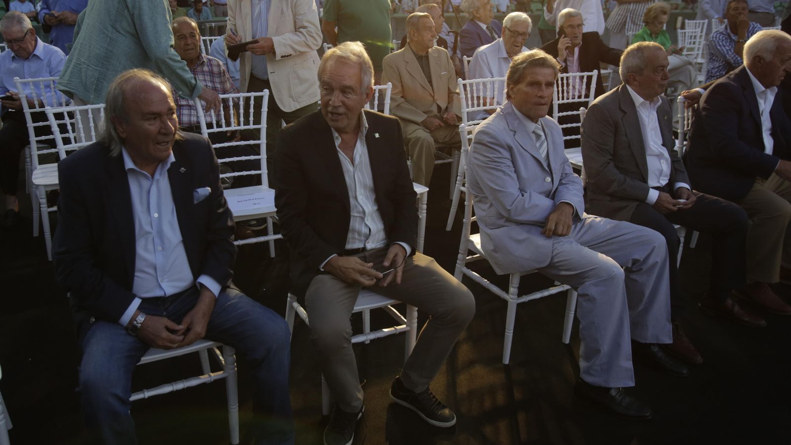 García Soriano escucha con atención a Eduardo Anzarda.