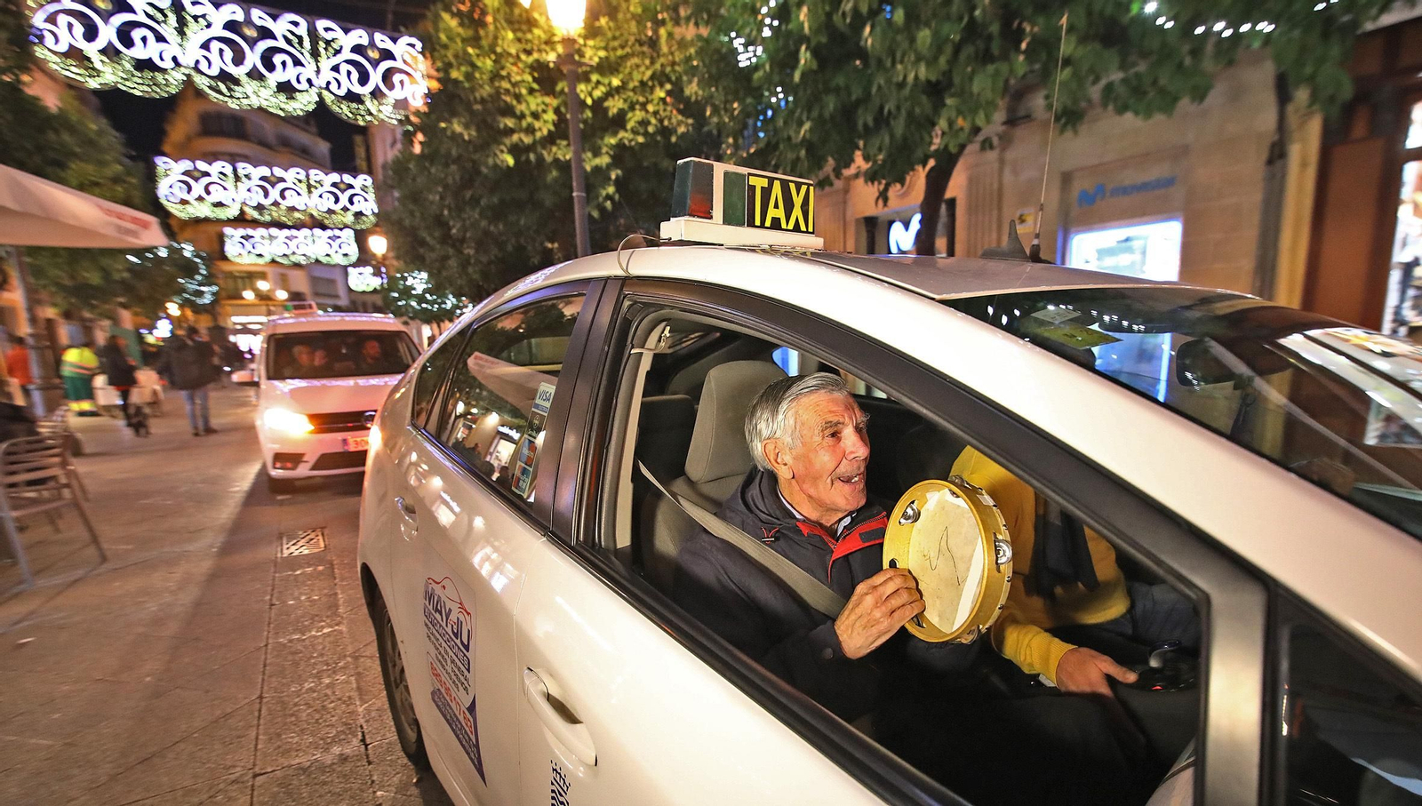 Imágenes del paseo en taxi a los mayores para disfrutar del alumbrado navideño