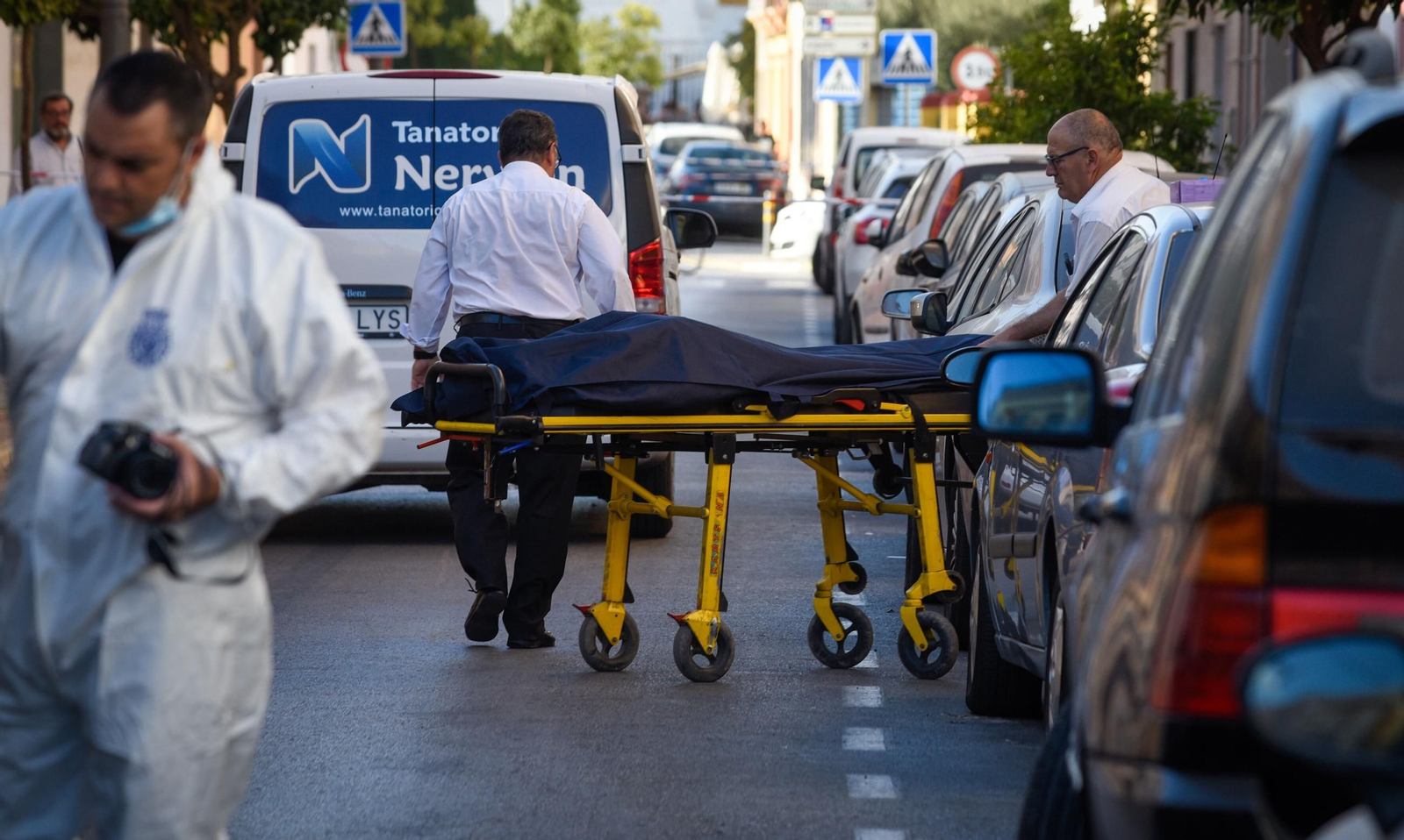 En imágenes, los momentos posteriores al asesinato en Dos Hermanas