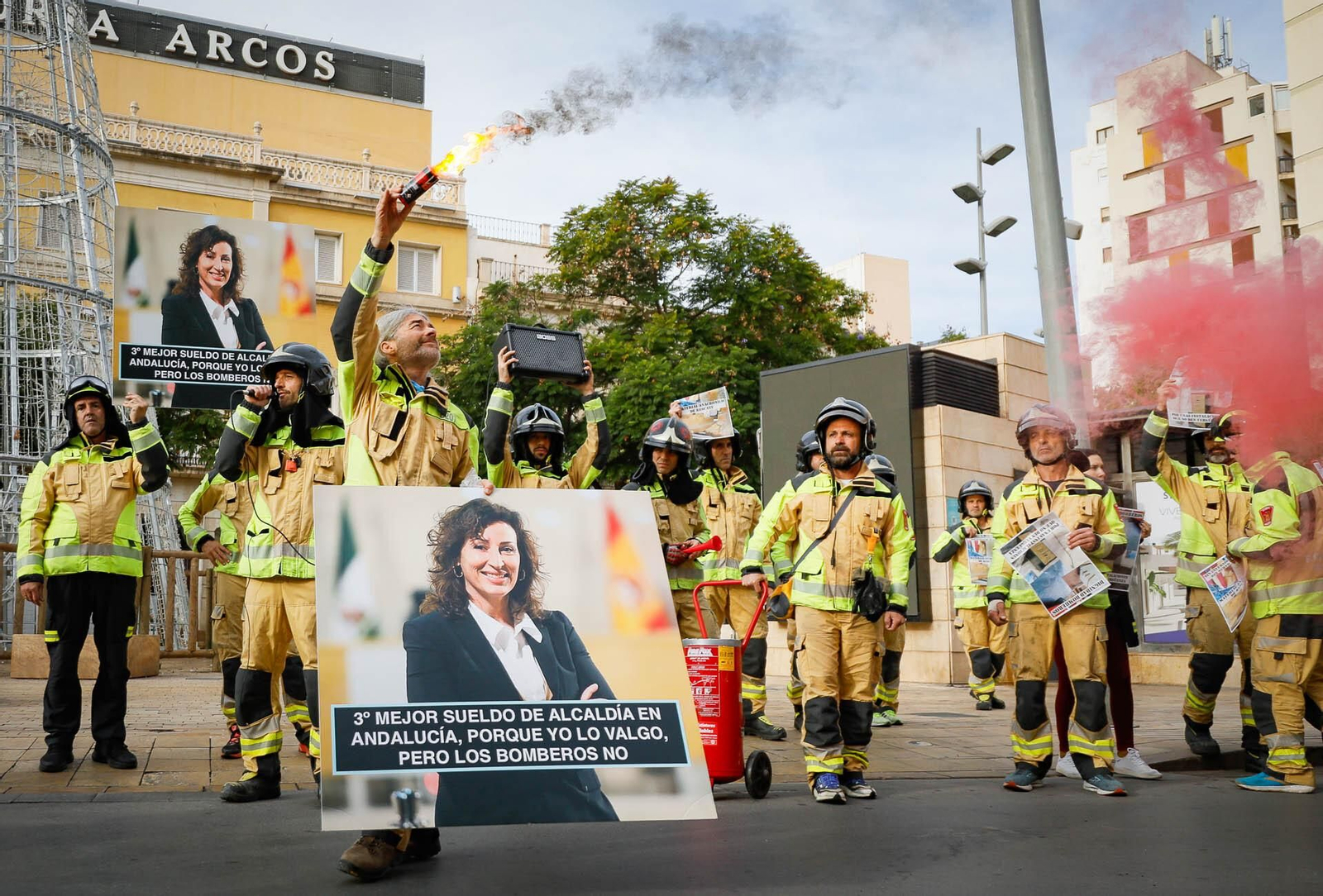 Imágenes de la manifestación de bomberos en Almería