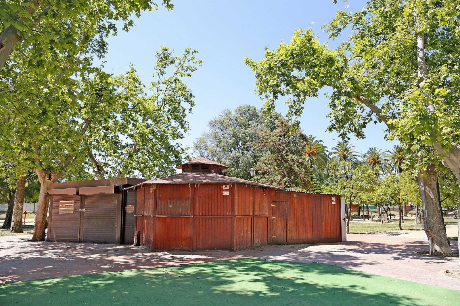 El quiosco-bar del Retiro lleva varios meses cerrado.