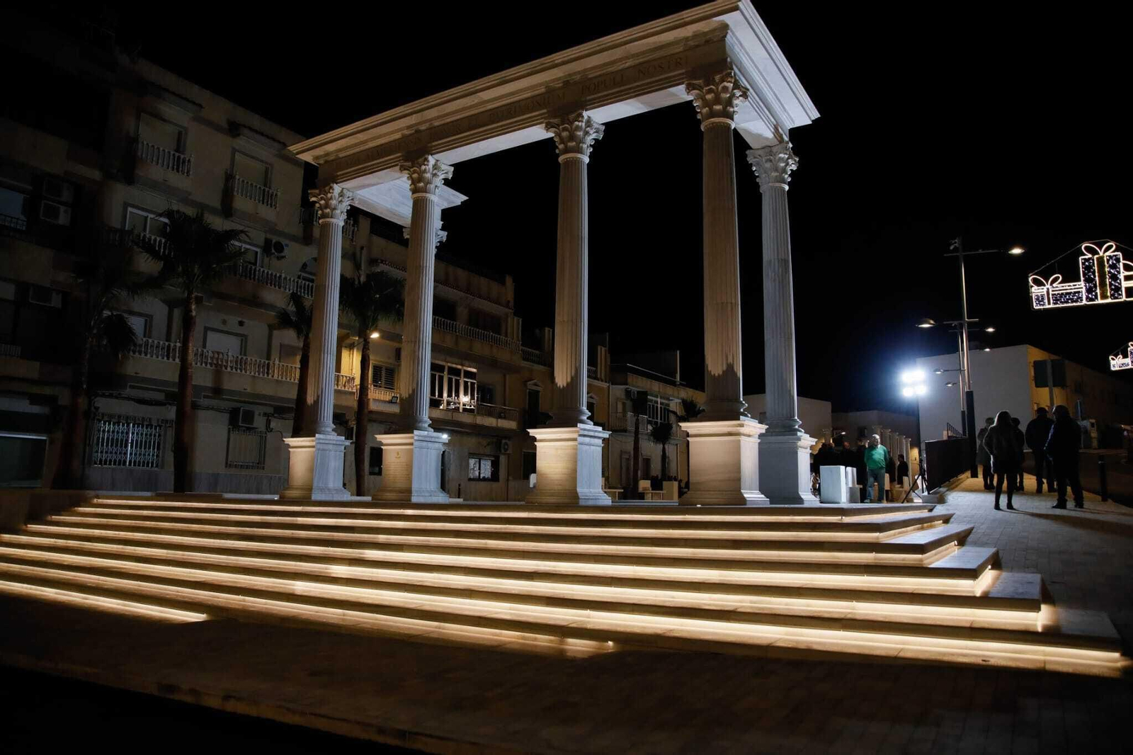 Así luce la Plaza de Almería de Macael con su legado romano.