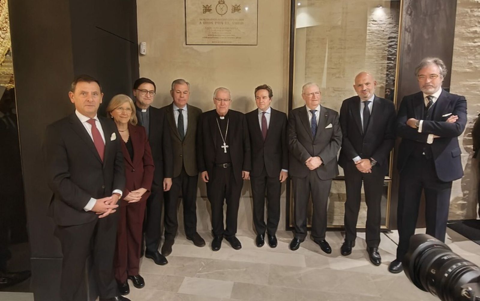 Fotografía de familia durante el acto de inauguración