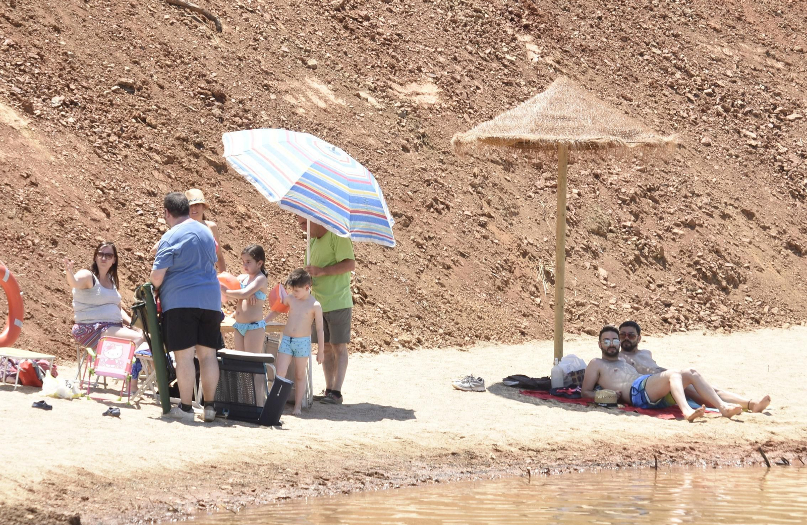 Un recorrido fotográfico por la playa cordobesa de La Breña, la única con Bandera Azul del interior de Andalucía