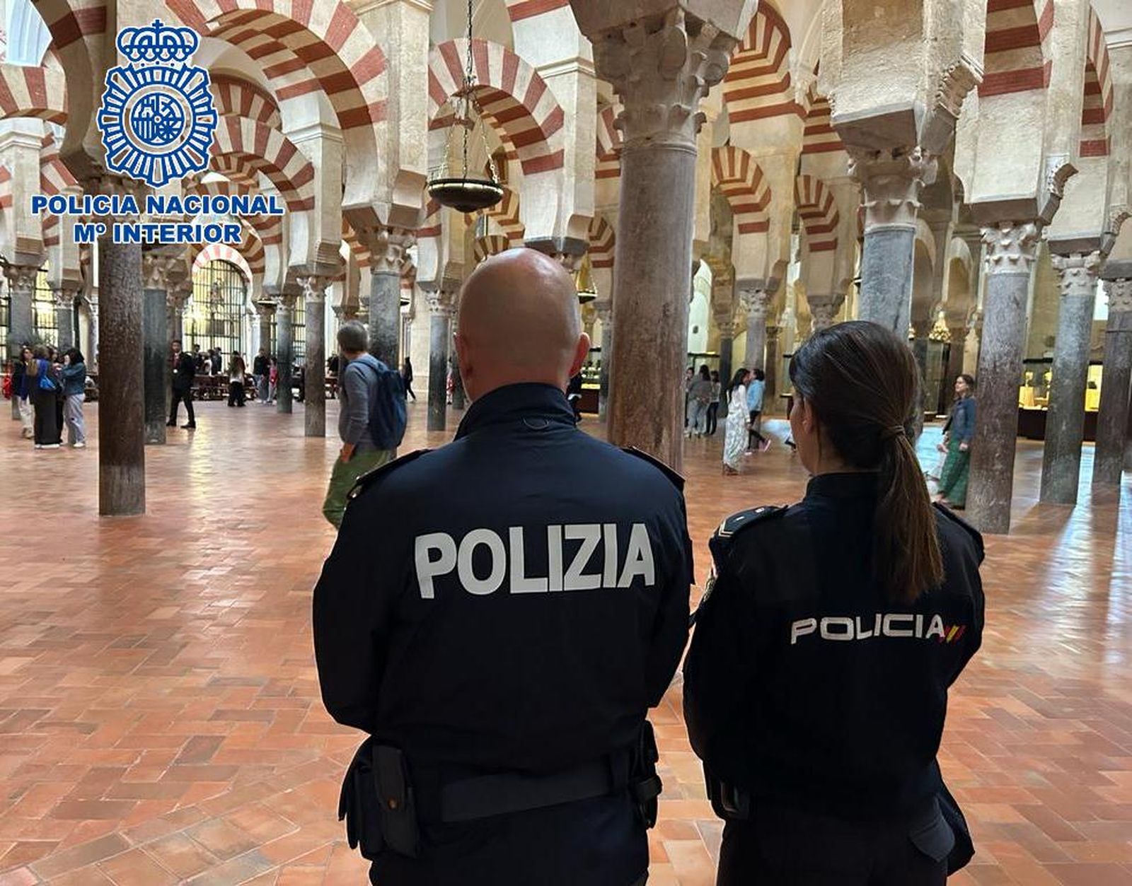Uno de los agentes italianos en el interior de la Mezquita-Catedral.