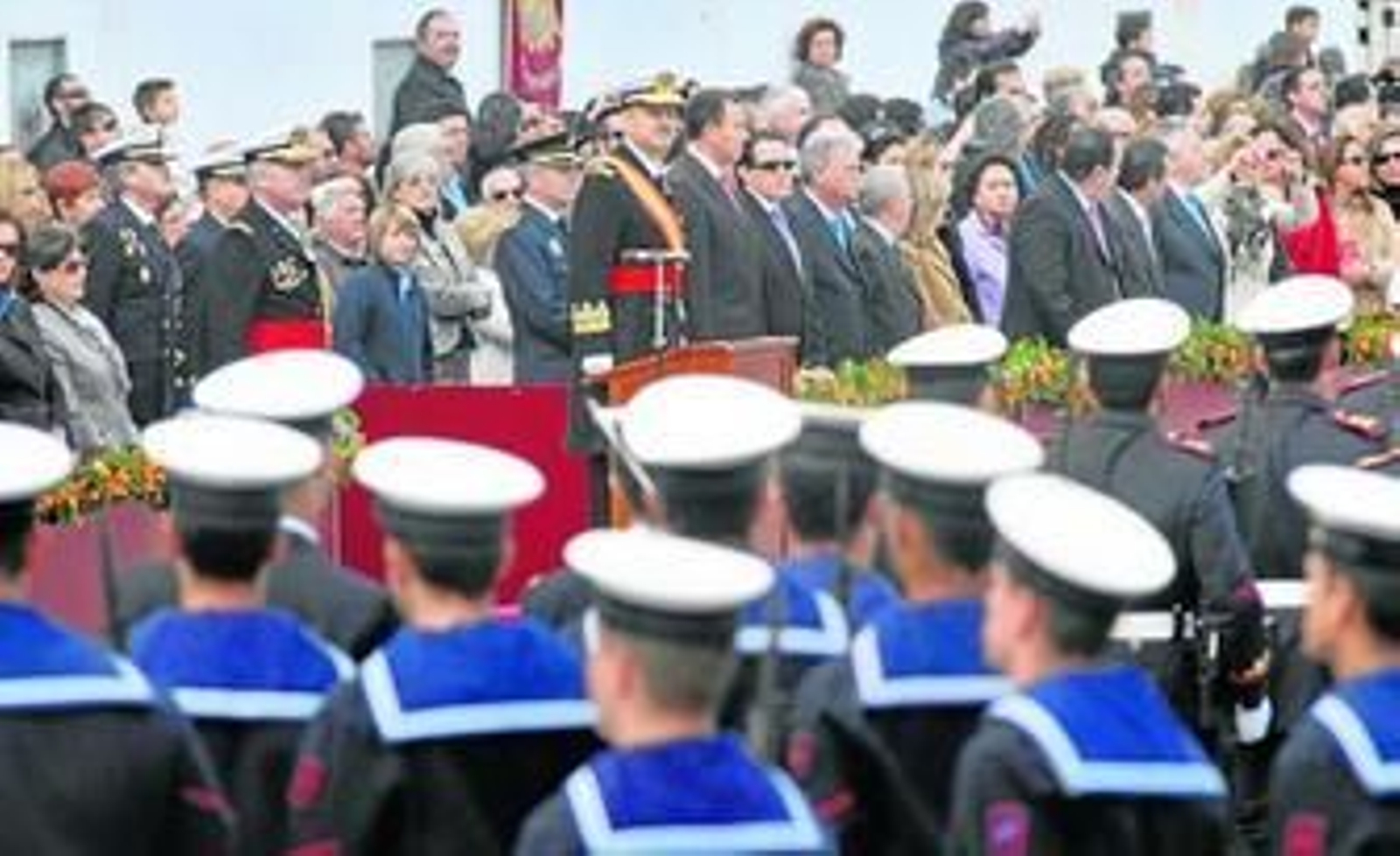 Las autoridades colocan la corona en homenaje a los caídos.
