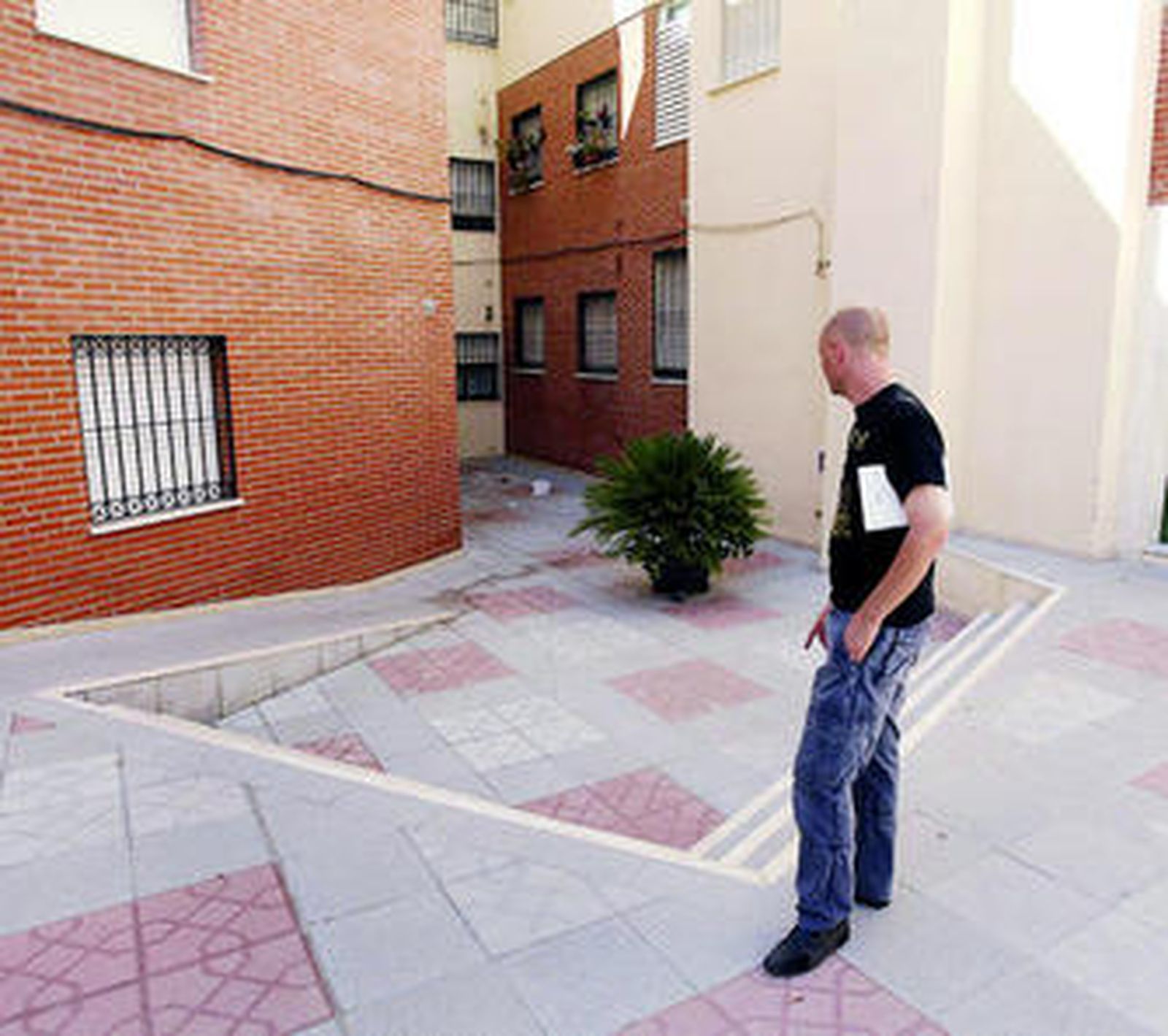 Un periodista observa el patio comunitario donde se cometió la violación.