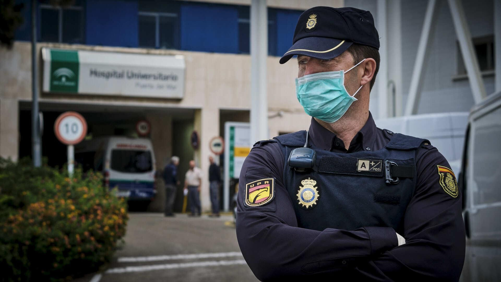 Presencia policial en los accesos al hospital Puerta del Mar