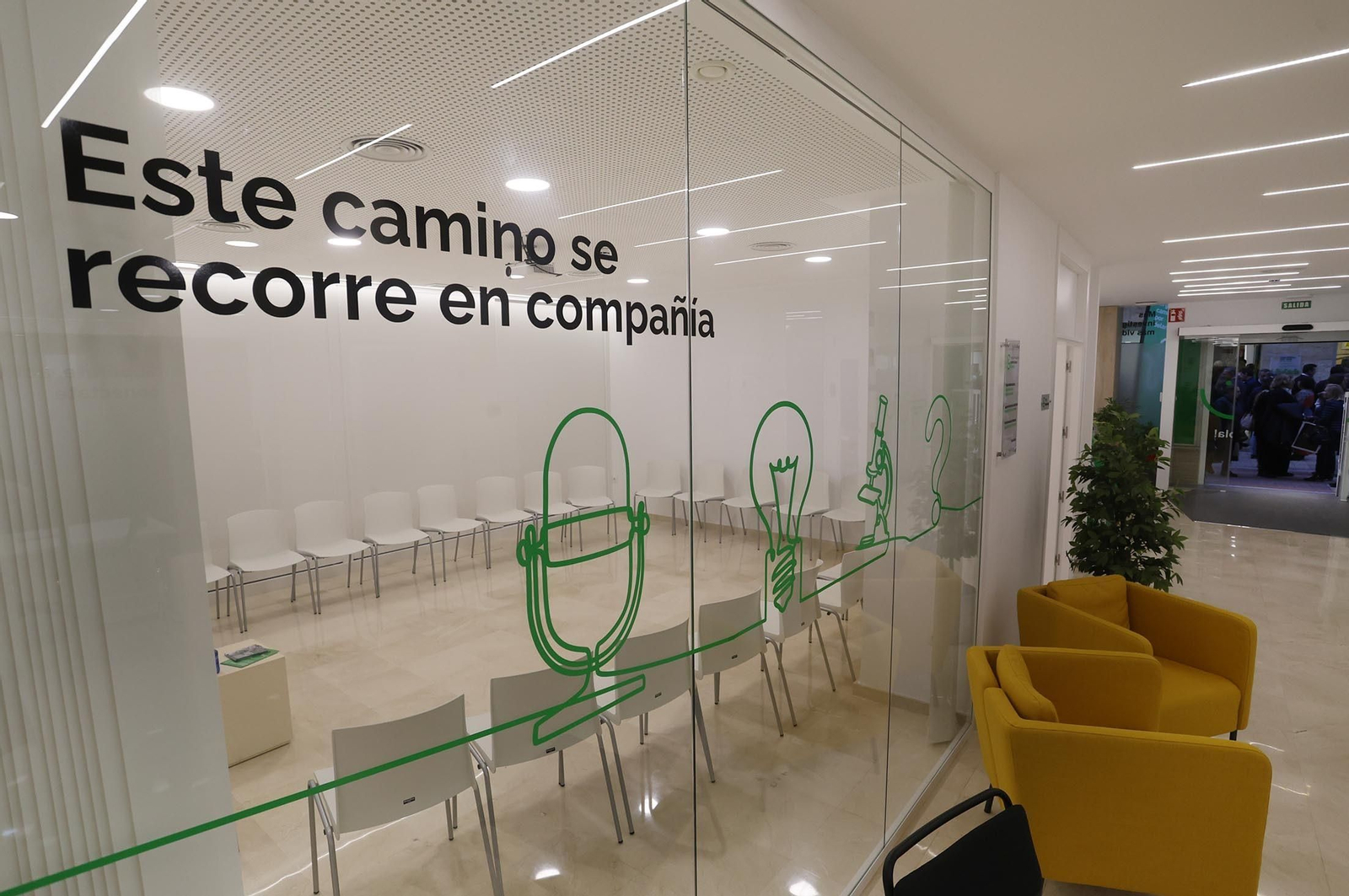 Imágenes de la inauguración de la nueva sede de la "Asociación Española Contra el Cáncer" en Huelva