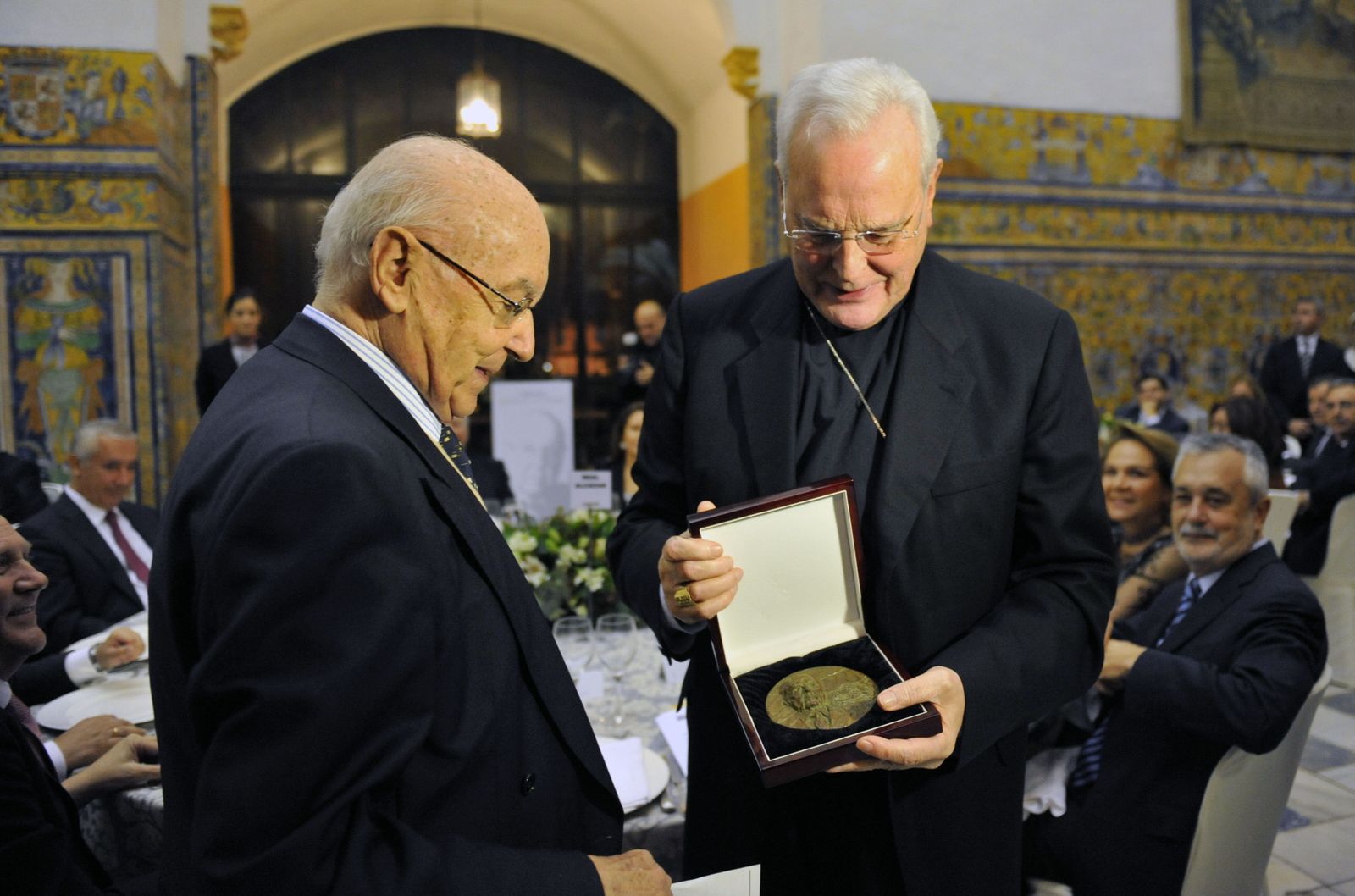 Carlos Amigo Vallejo recibe el premio de manos de Manuel Clavero Arévalo.