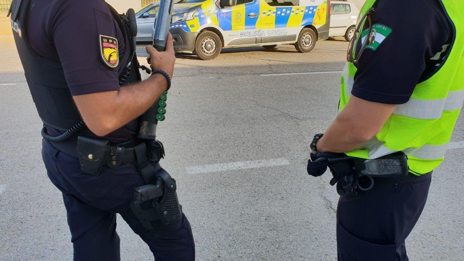 Dos agentes hablan durante un control.