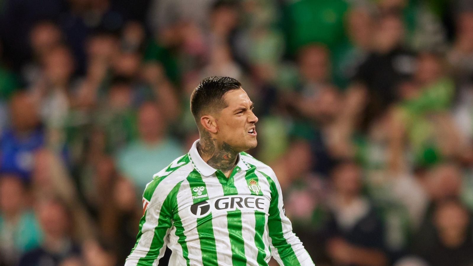 Chimy Ávila celebrando con rostro de rabia la victoria del Betis