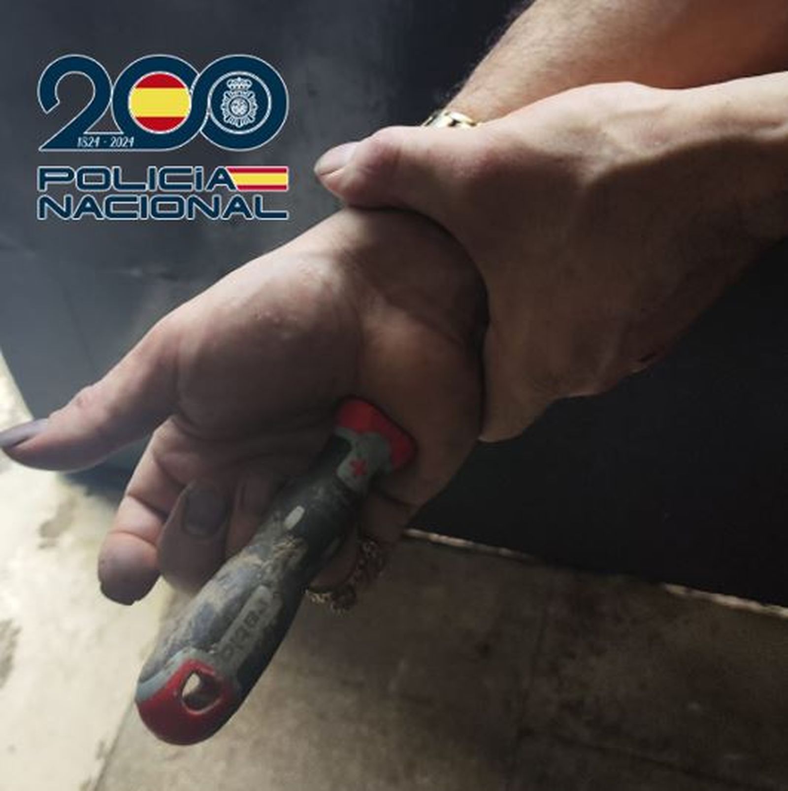 Imagen del destornillador clavado en la mano de uno de los detenidos.