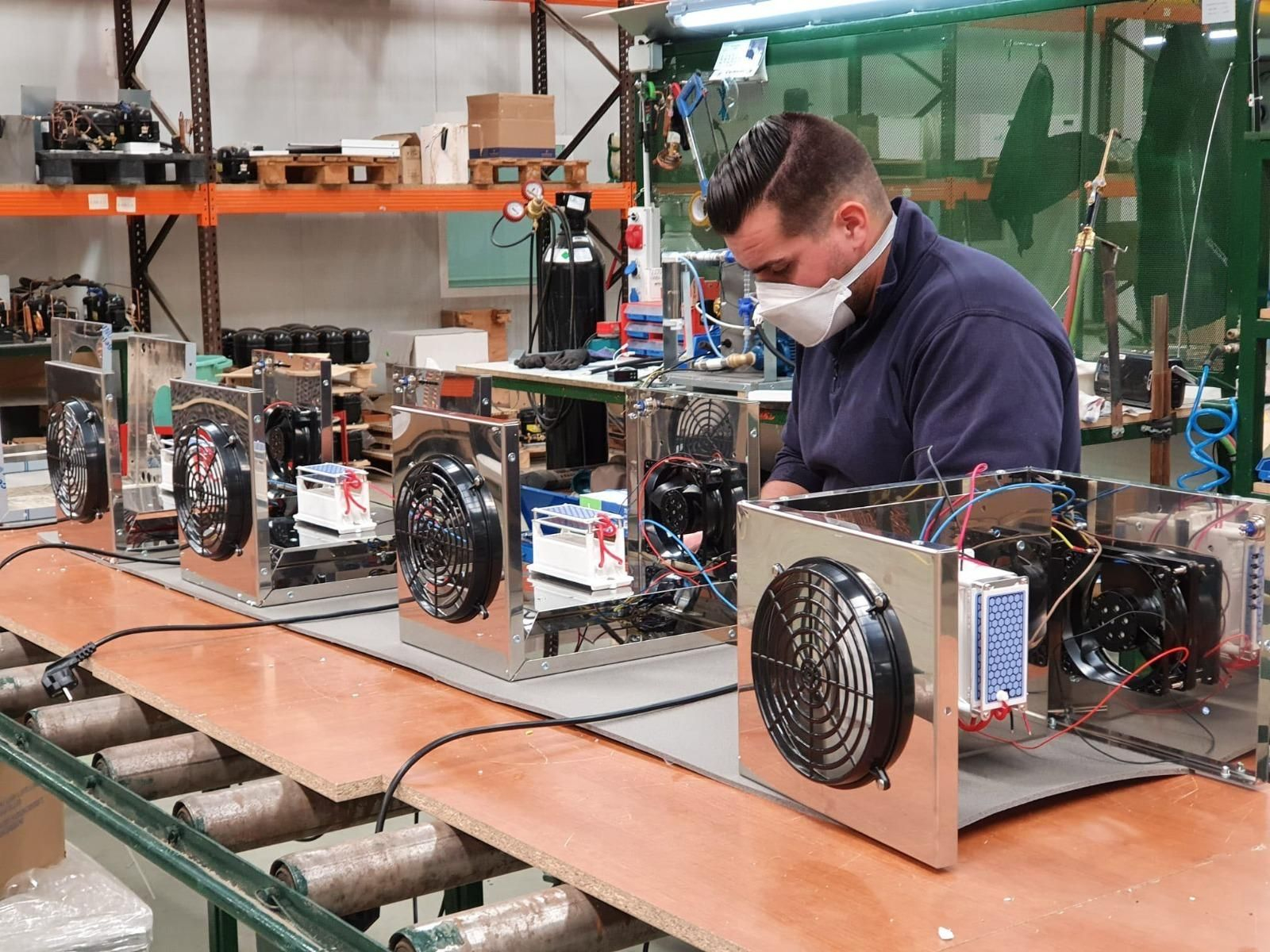 Operario de Energy Panel produciendo las máquinas de ozono contra el coronavirus. Operario de Energy Panel produciendo las máquinas de ozono contra el coronavirus.