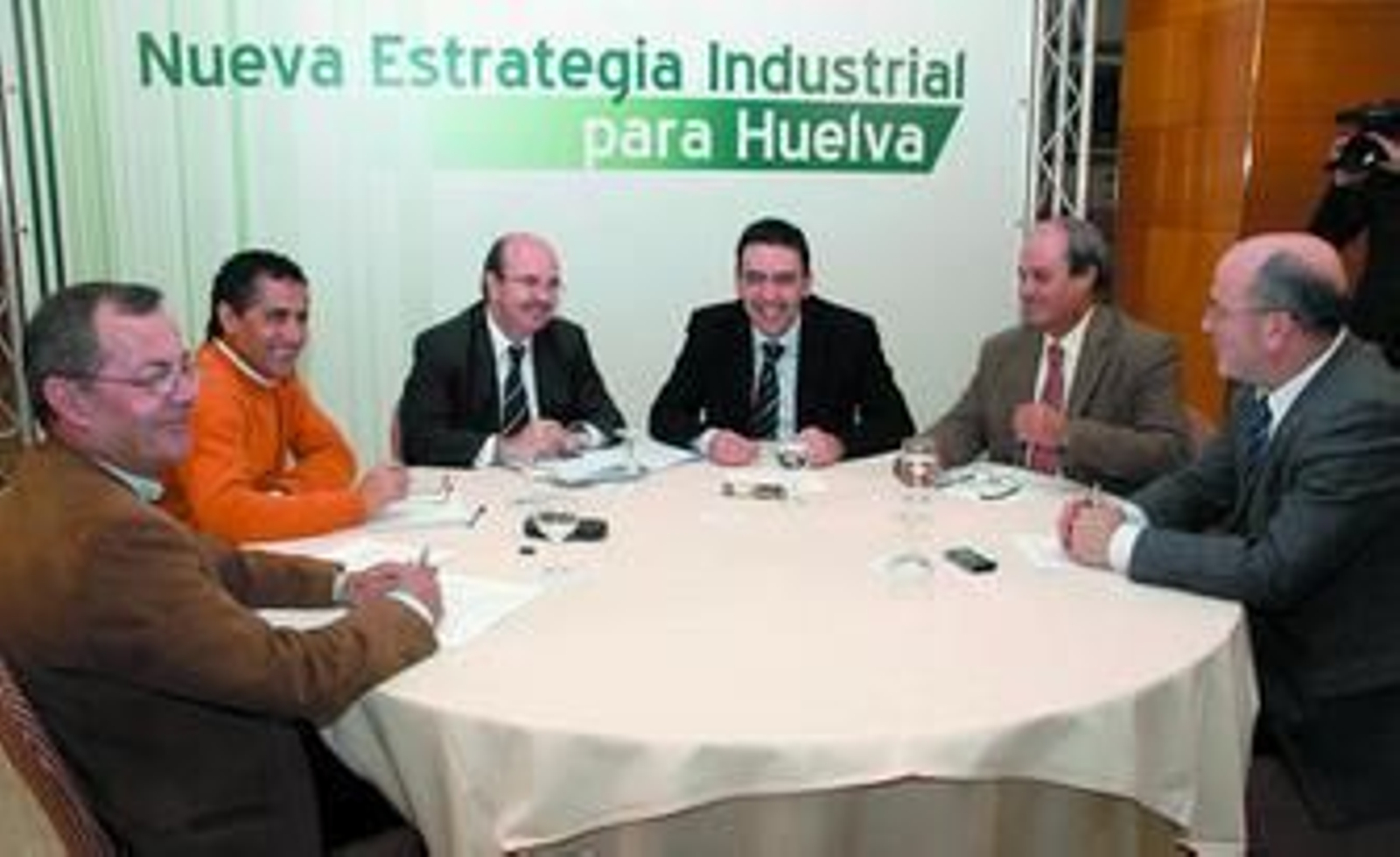 Gaspar Zarrías se reunió ayer con los agentes sociales que conforman la Mesa de la Nueva Estrategia Industrial.