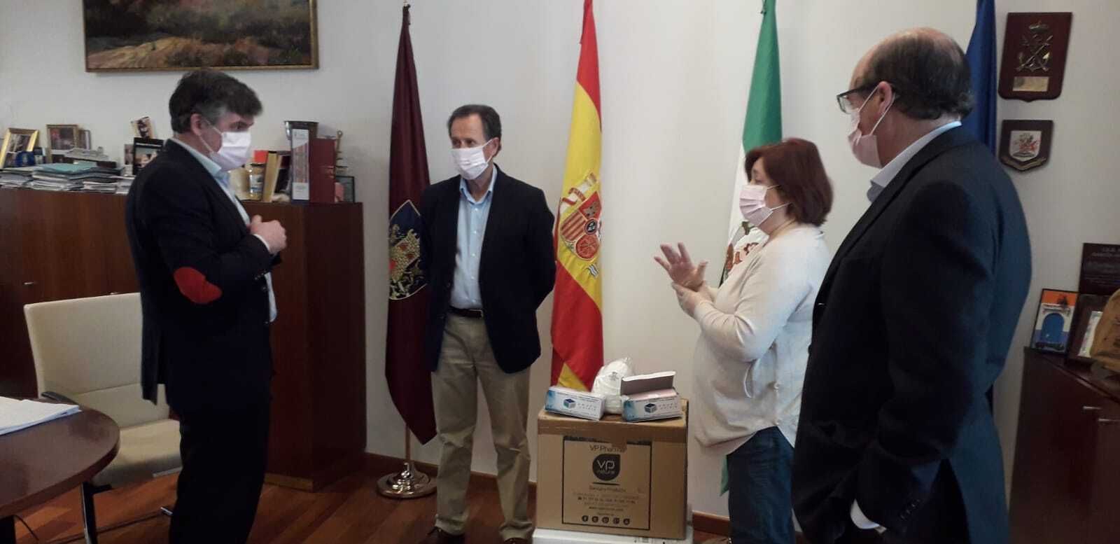 Acto de entrega de las mascarillas por parte de los directores de los centros hospitalarios al alcalde.