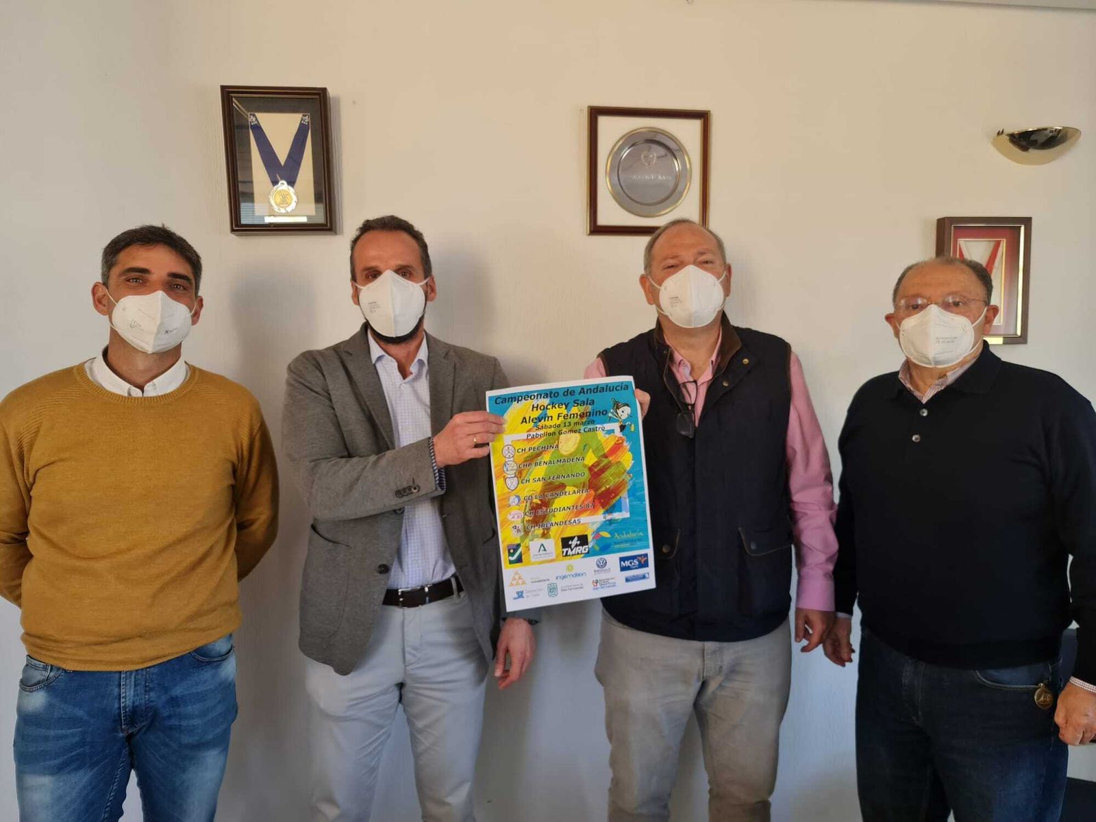 Los responsables municipales de deportes con dirigentes del Club de Hockey San Fernando.