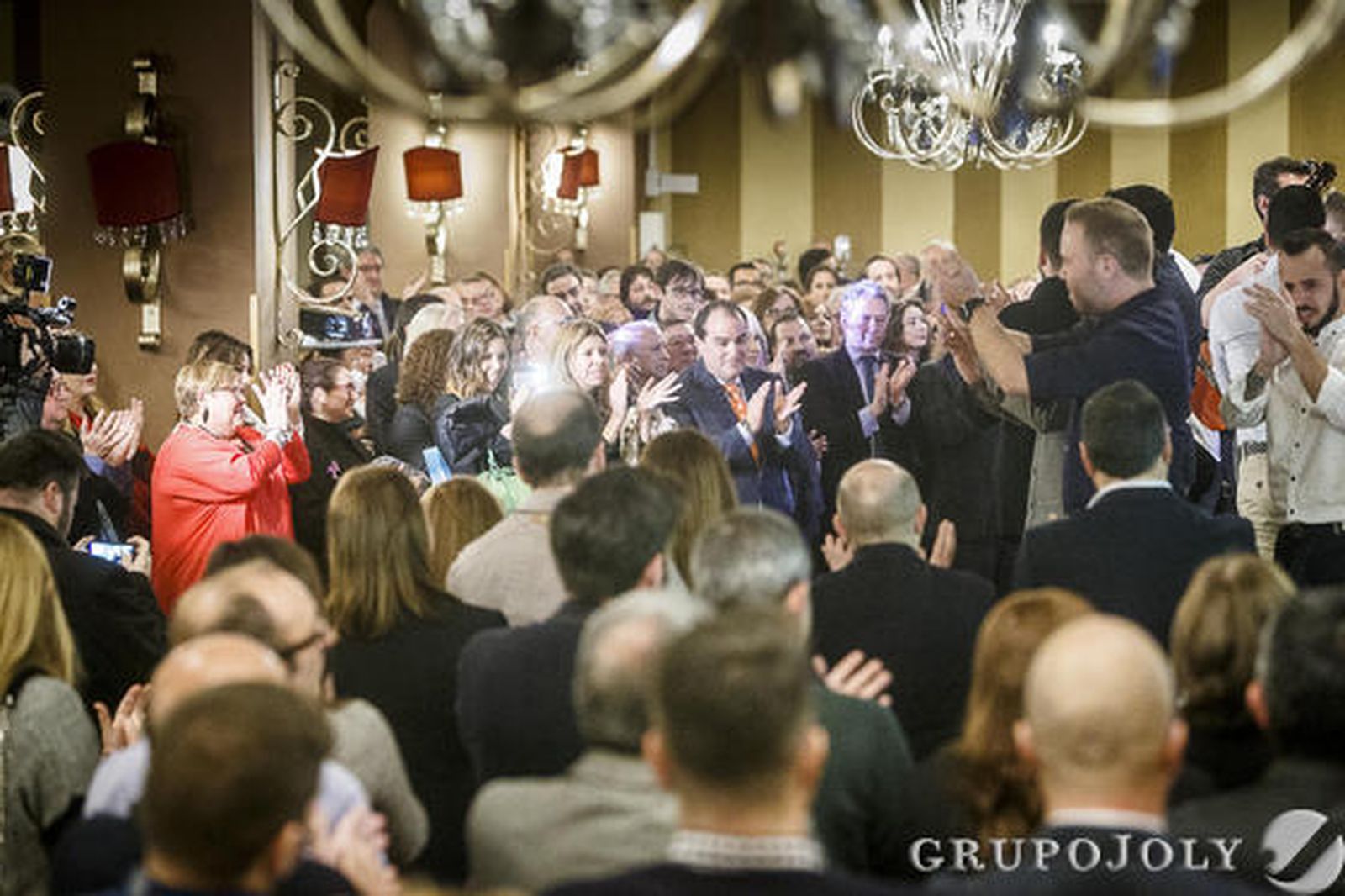 La chirigota de Kike Remolino brindó un sentido homenaje con su pasodoble dedicado a la figura de EmilioLópez.

Foto: Julio Gonzalez-Joaquin Pino-Fito Carreto