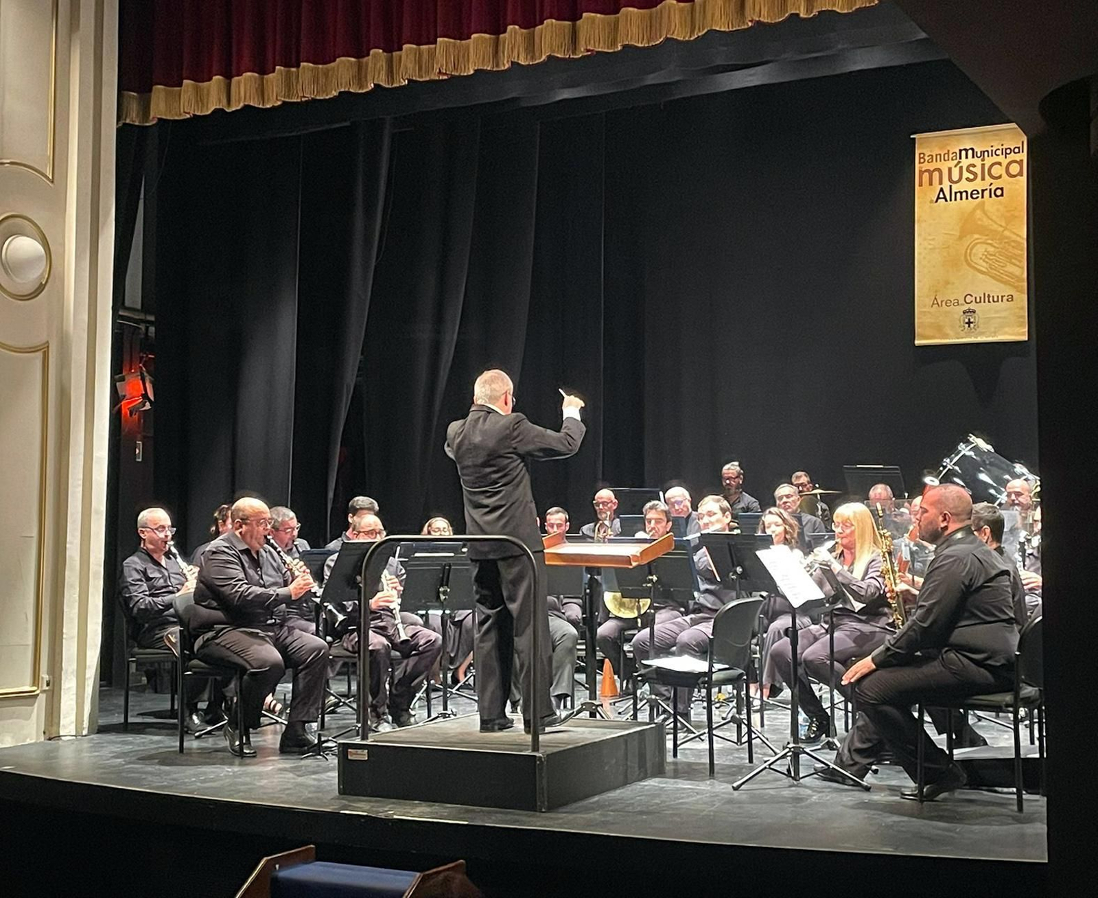 José Solá Palmer dirigiendo a la Banda Municipal de Música.