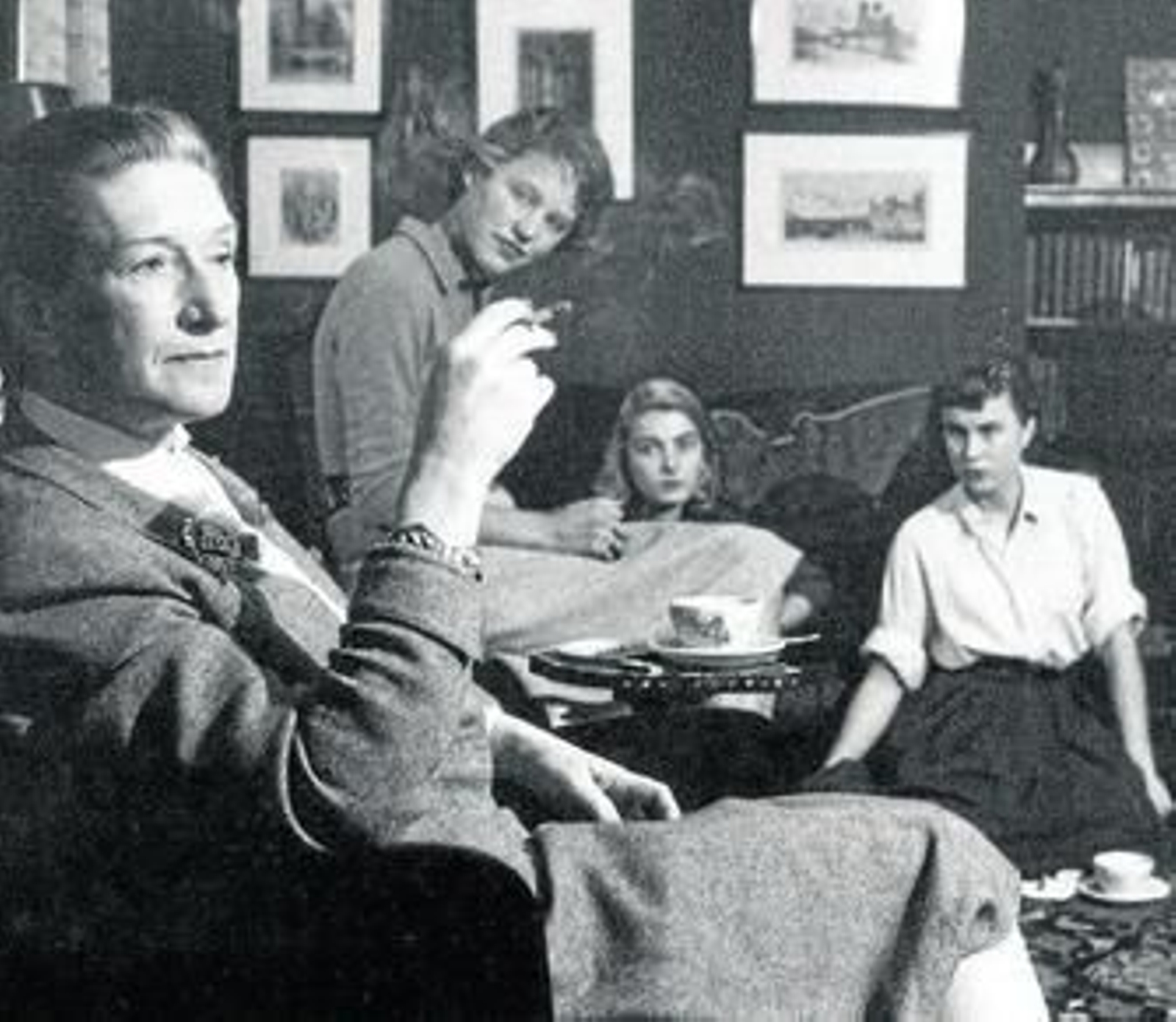 La escritora Elizabeth Bowen (Dublín, 7 de junio de 1899 - Kent, 22 de febrero de 1973), en primer plano.