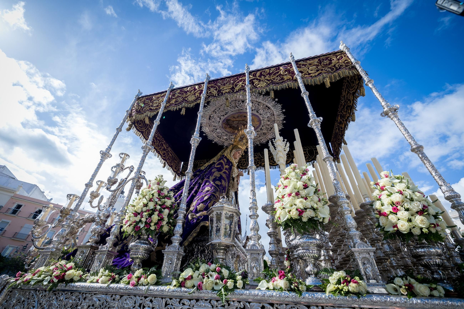 Imágenes de la salida de Columna en la Semana Santa de Cádiz 2025