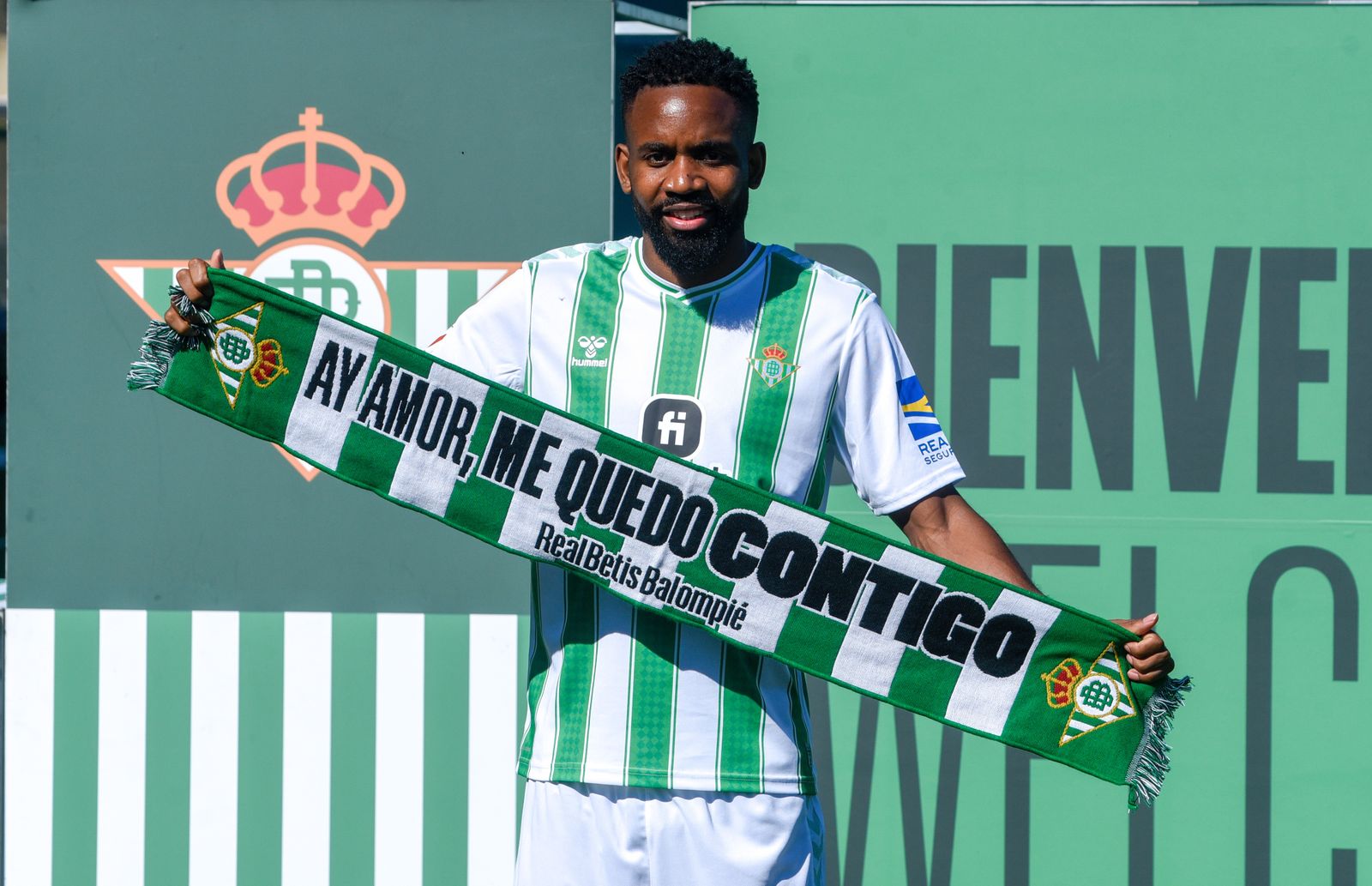 La presentación de Cédric Bakambu, en imágenes