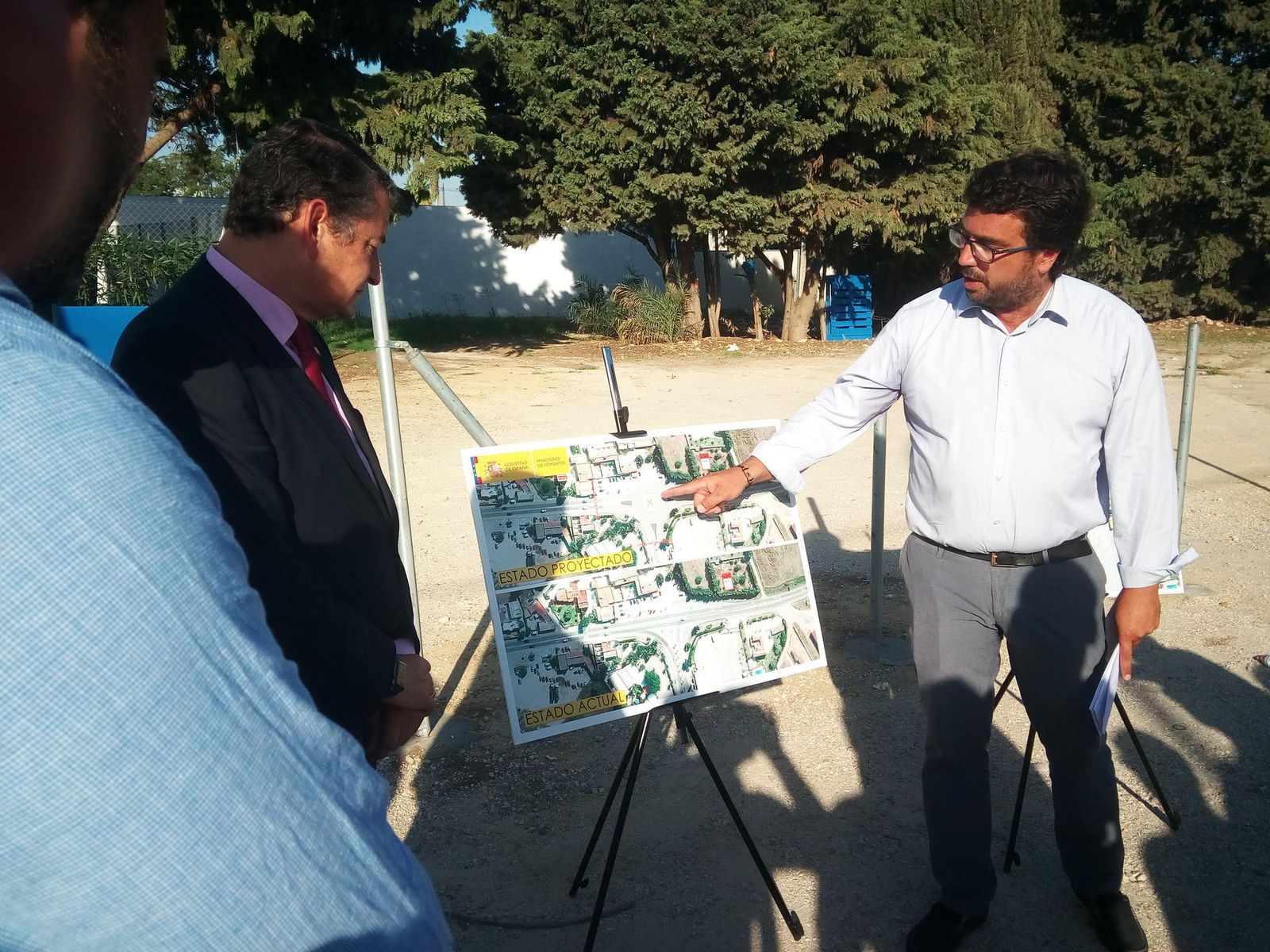 Un técnico de la Demarcación de Carreteras explica el proyecto.