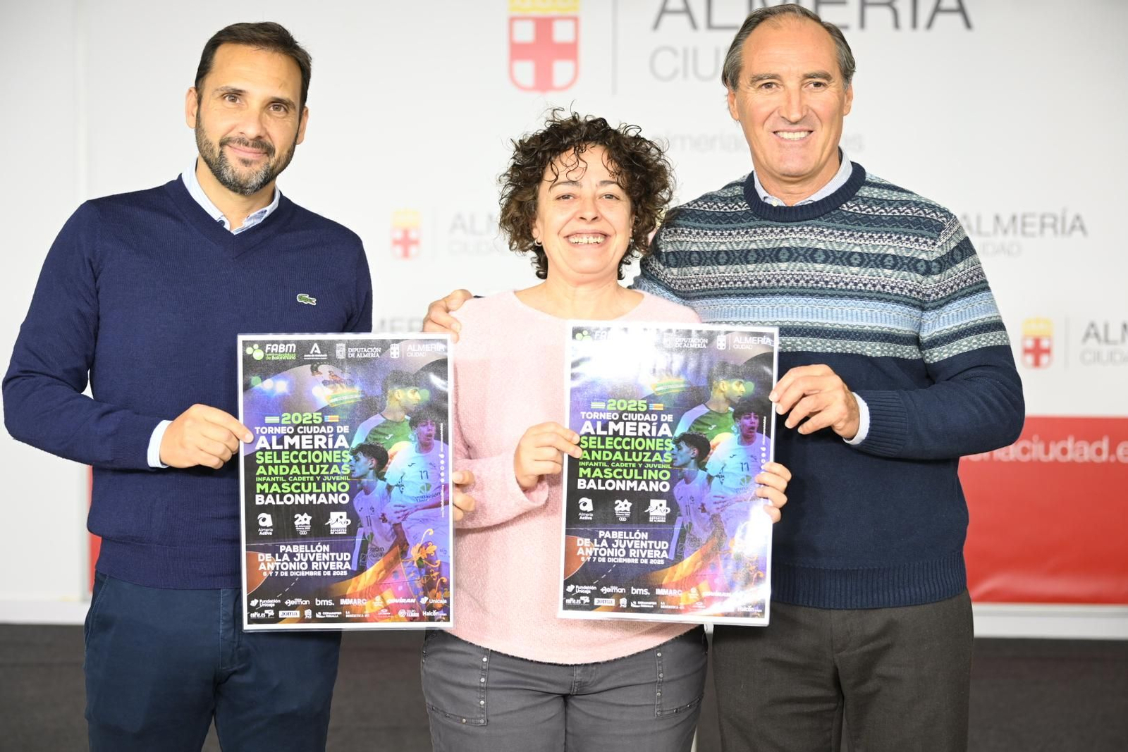 Los representantes institucionales y federativos posan con el cartel de la competición que se disputará en Almería.