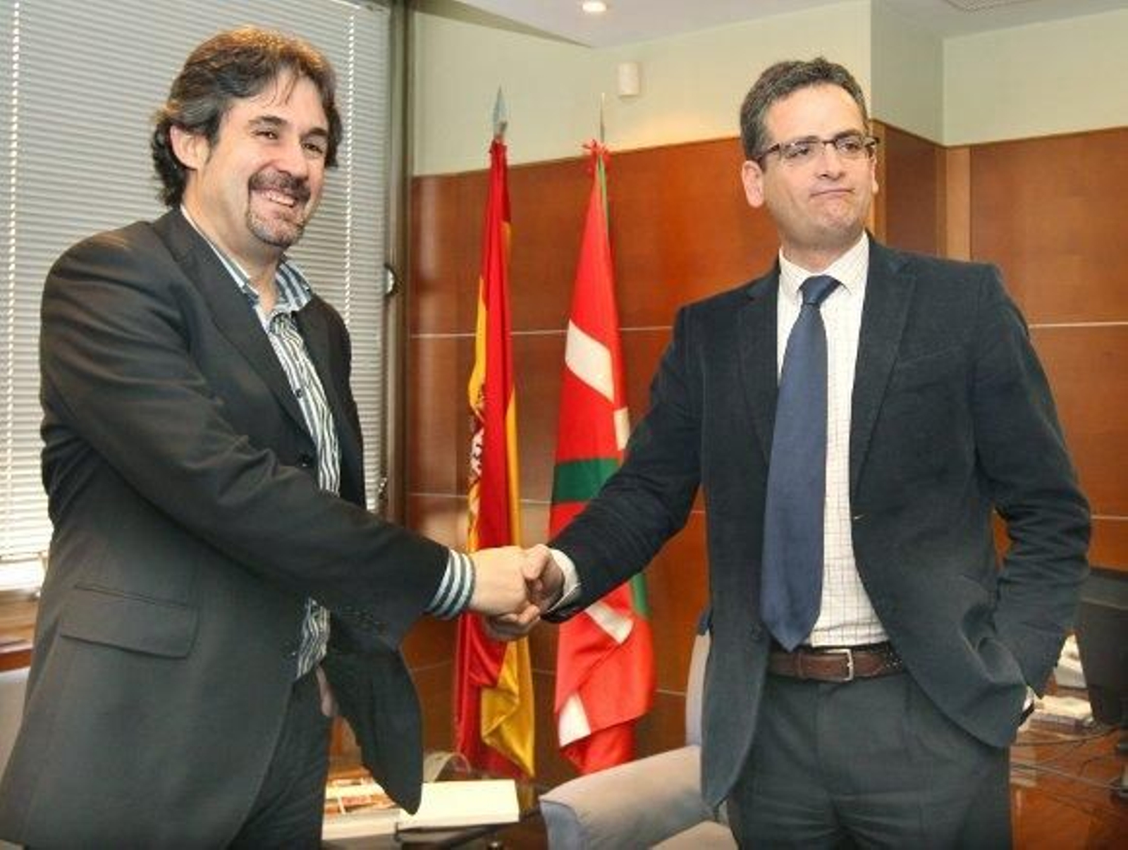 PP y EA acuerdan mantener abierto un "cauce estable" de comunicación