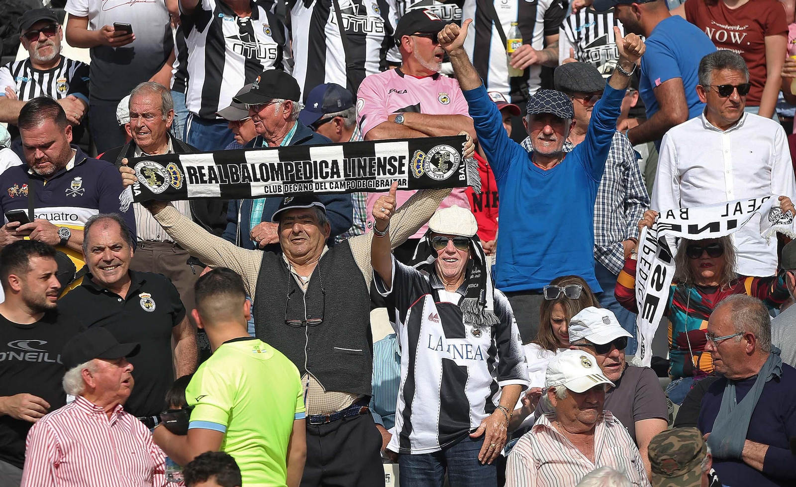 Fotos de la afición durante el Balona - Talavera en el estadio municipal de La Línea