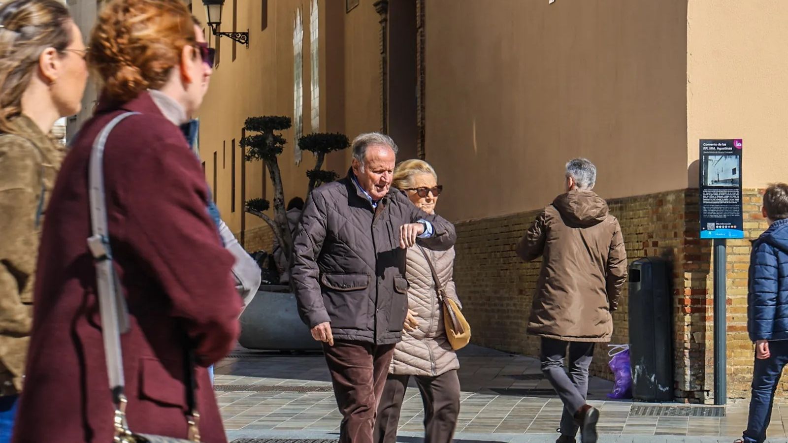 Varias personas pasean por las calles del centro de la capital onubense.