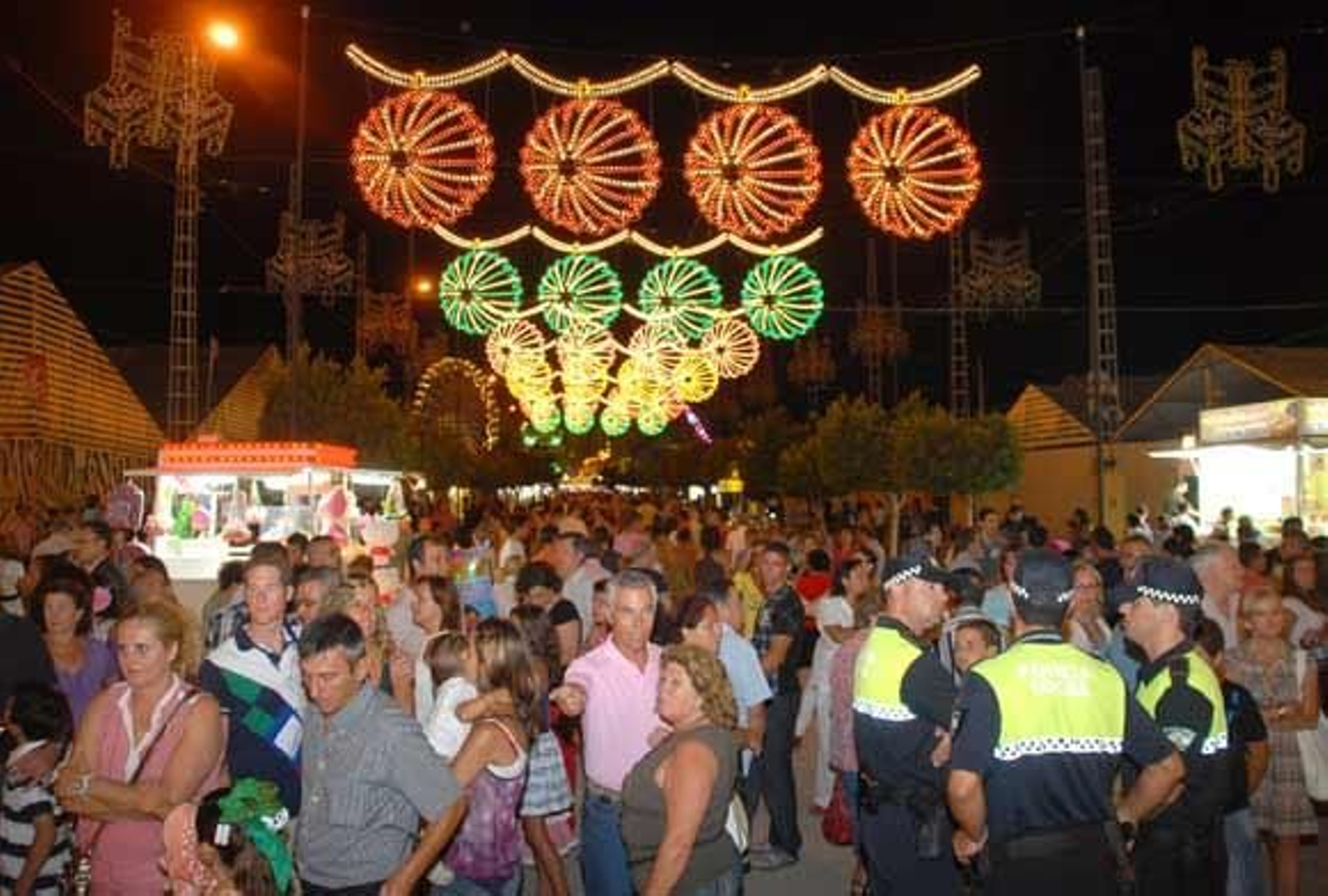 El alumbrado y el izado de las banderas de los países iberoamericanos dio comienzo a la Feria del Carmen y de la Sal

Foto: Rioja-Nuria Reina