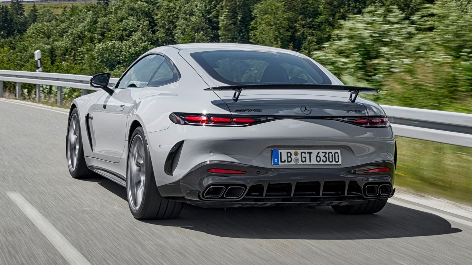 Si bien la potencia y par que ofrece su motor aumentan, quizá los cambios más significativos de cara a mejorar su rendimiento en pista sean los aerodinámicos y los que atañen a la refrigeración.