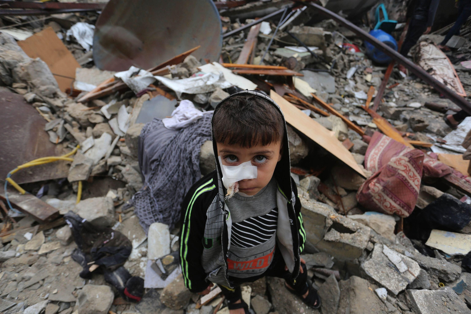 Un niño tras un bombardeo en el sur de Gaza Un niño tras un bombardeo en el sur de Gaza