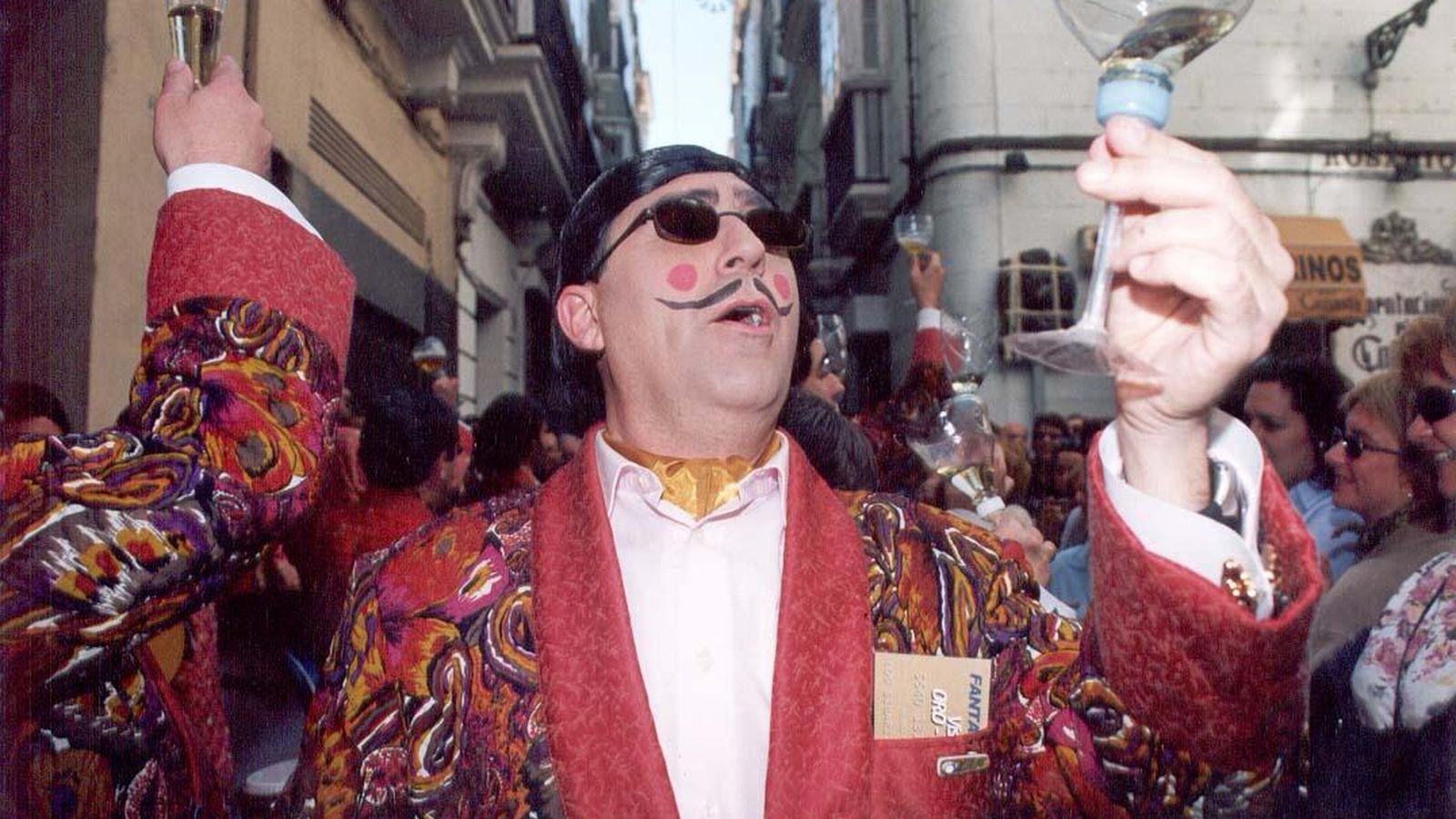 Cantando con la chirigota callejera 'Los sibaritas' en el Carnaval 2003.