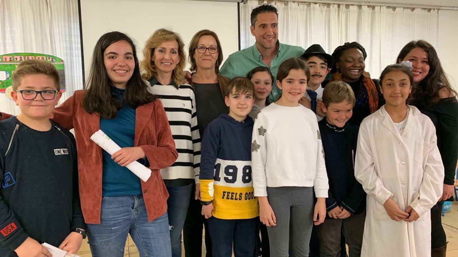 La delegada de Educación con el alumnado del colegio Juan de Mena