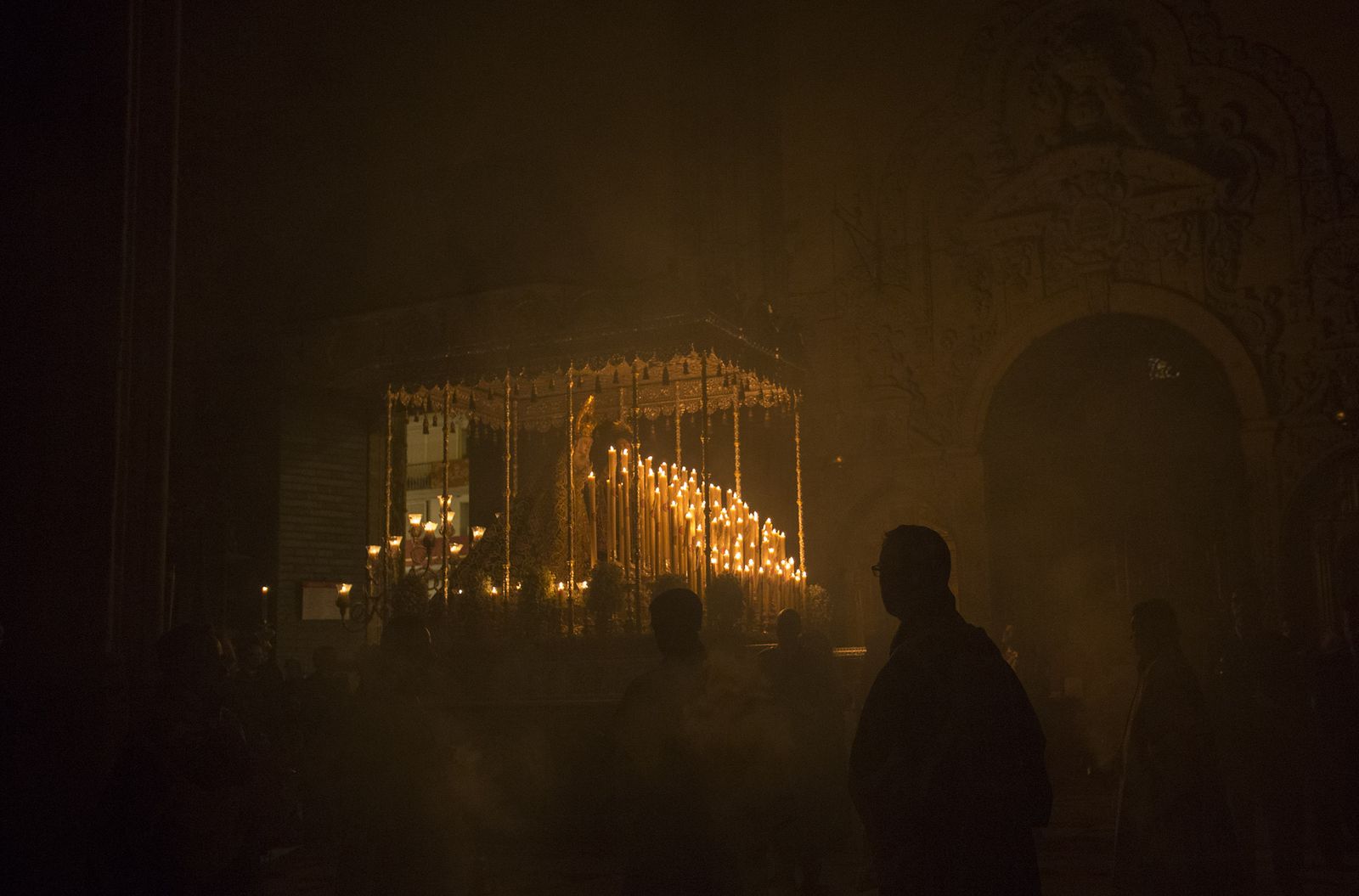 El paso de las hermandades de la Madrugada por la Catedral de Sevilla
