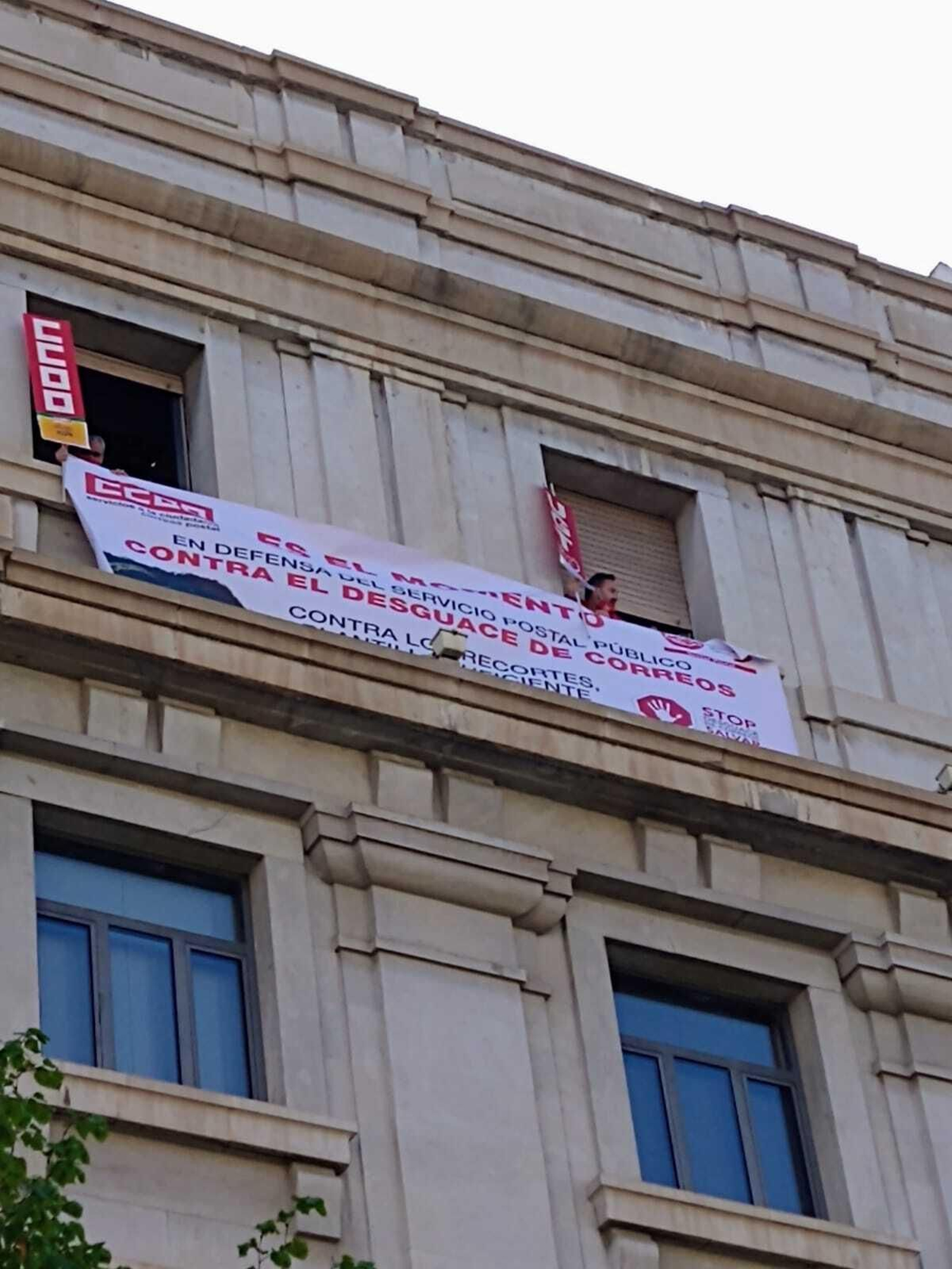 Delegados sindicales se encierran en la sede Correos en Granada contra el "desmantelamiento" del servicio
