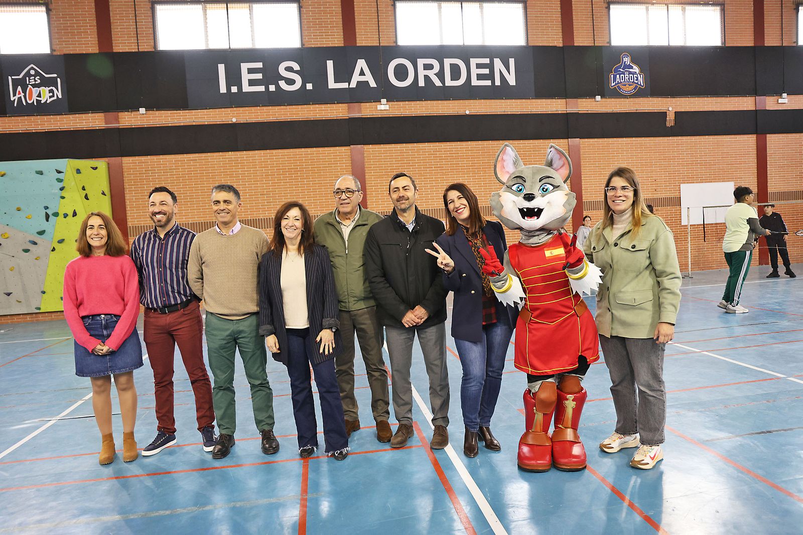 Exhibición práctica con alumnos y alumnas para promocionar el Campeonato de Europa de Bádminton en Huelva