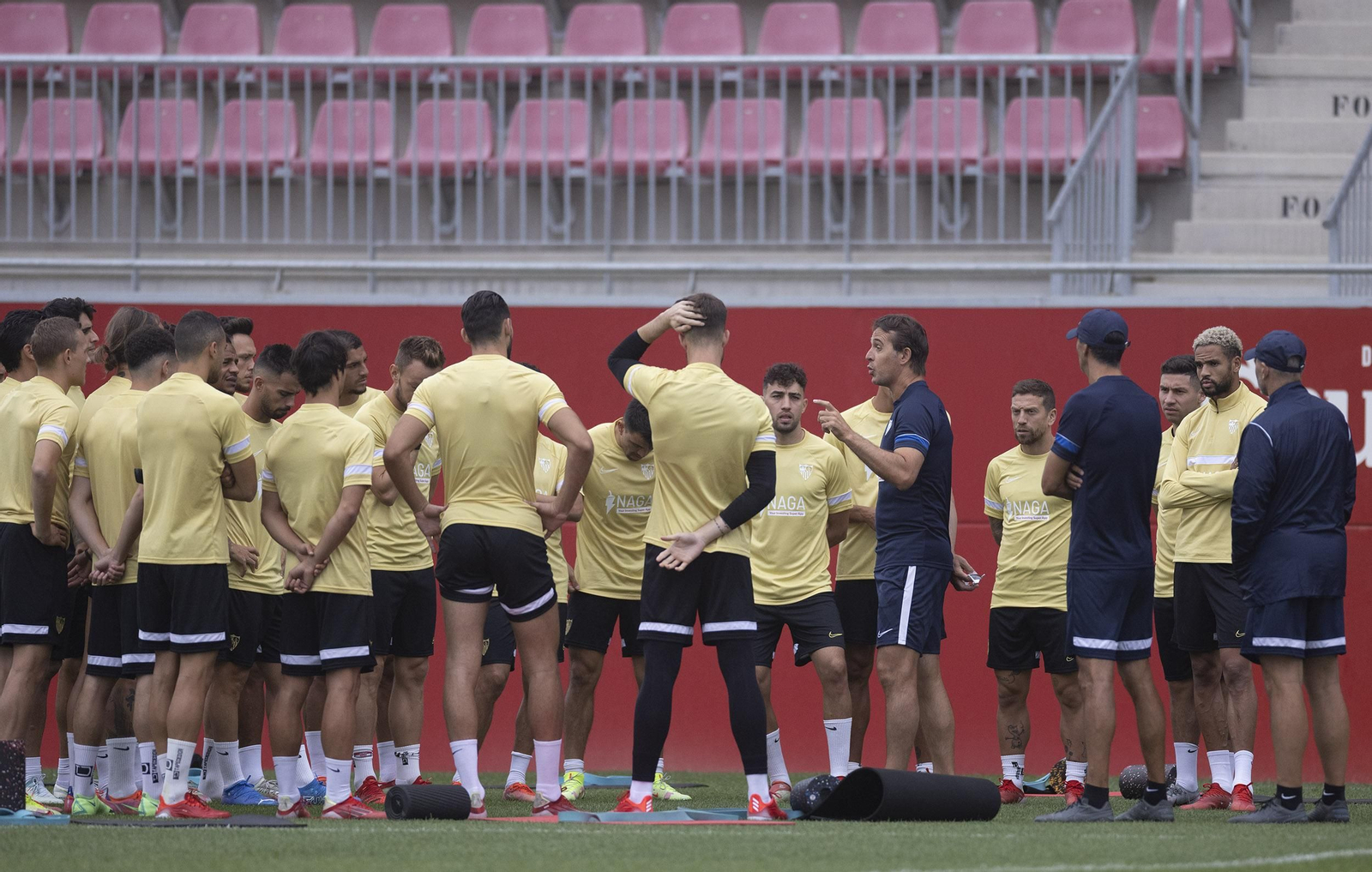Lopetegui da una charla a sus futbolistas.