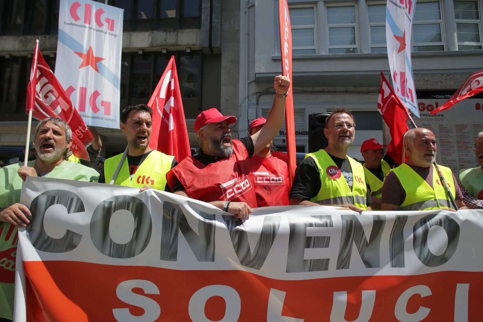 Trabajadores  del  sector del  metal  sujetan una pancarta durante la tercera jornada de la huelga del  metal , a 25 de mayo de 2023, en Lugo.