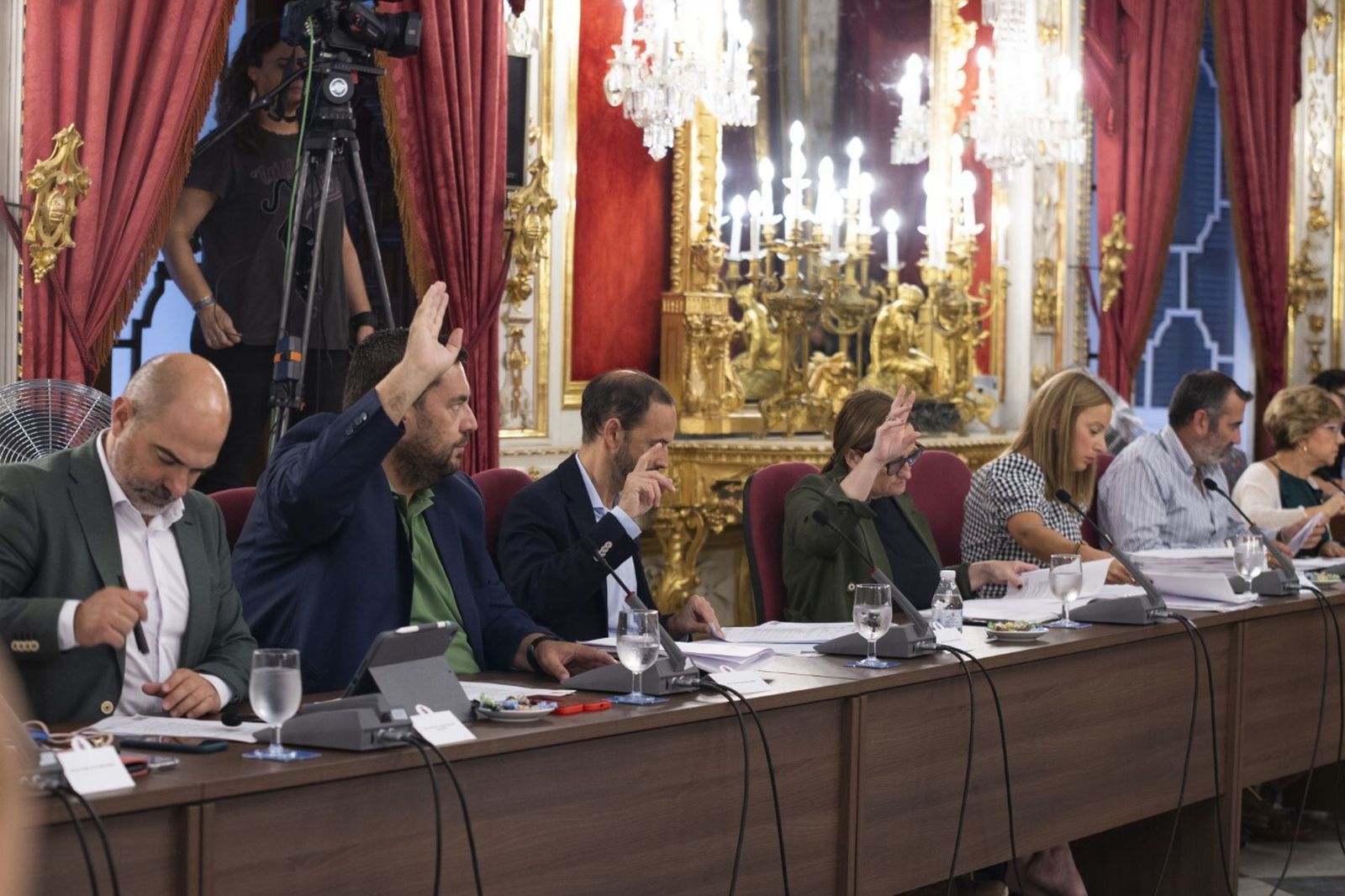 El grupo socialista vota a favor de una moción en el pleno de este miércoles